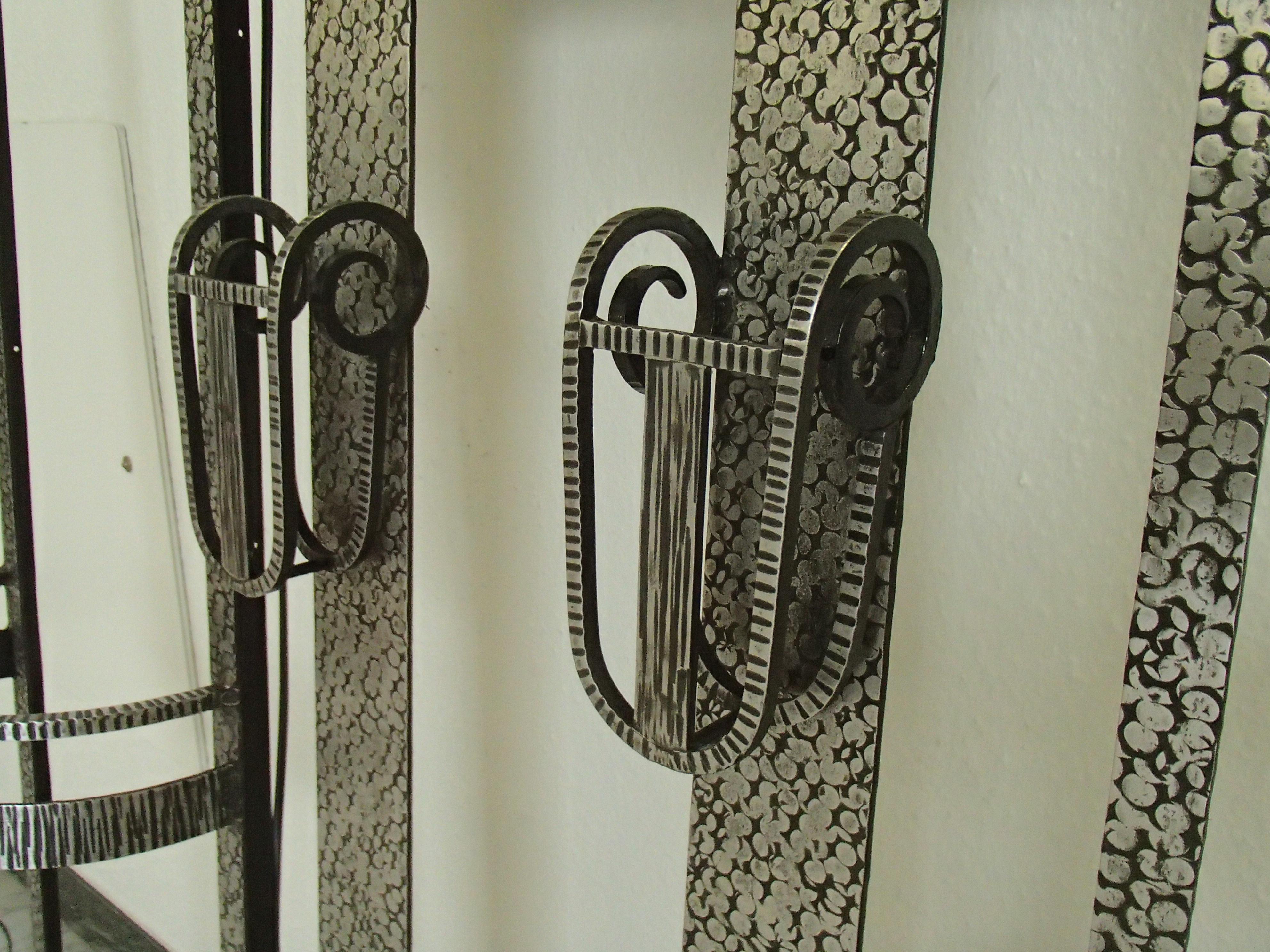 Art Deco Wrouth Eisen Kleiderschrank mit Spiegel und Licht im Zustand „Gut“ im Angebot in Weiningen, CH