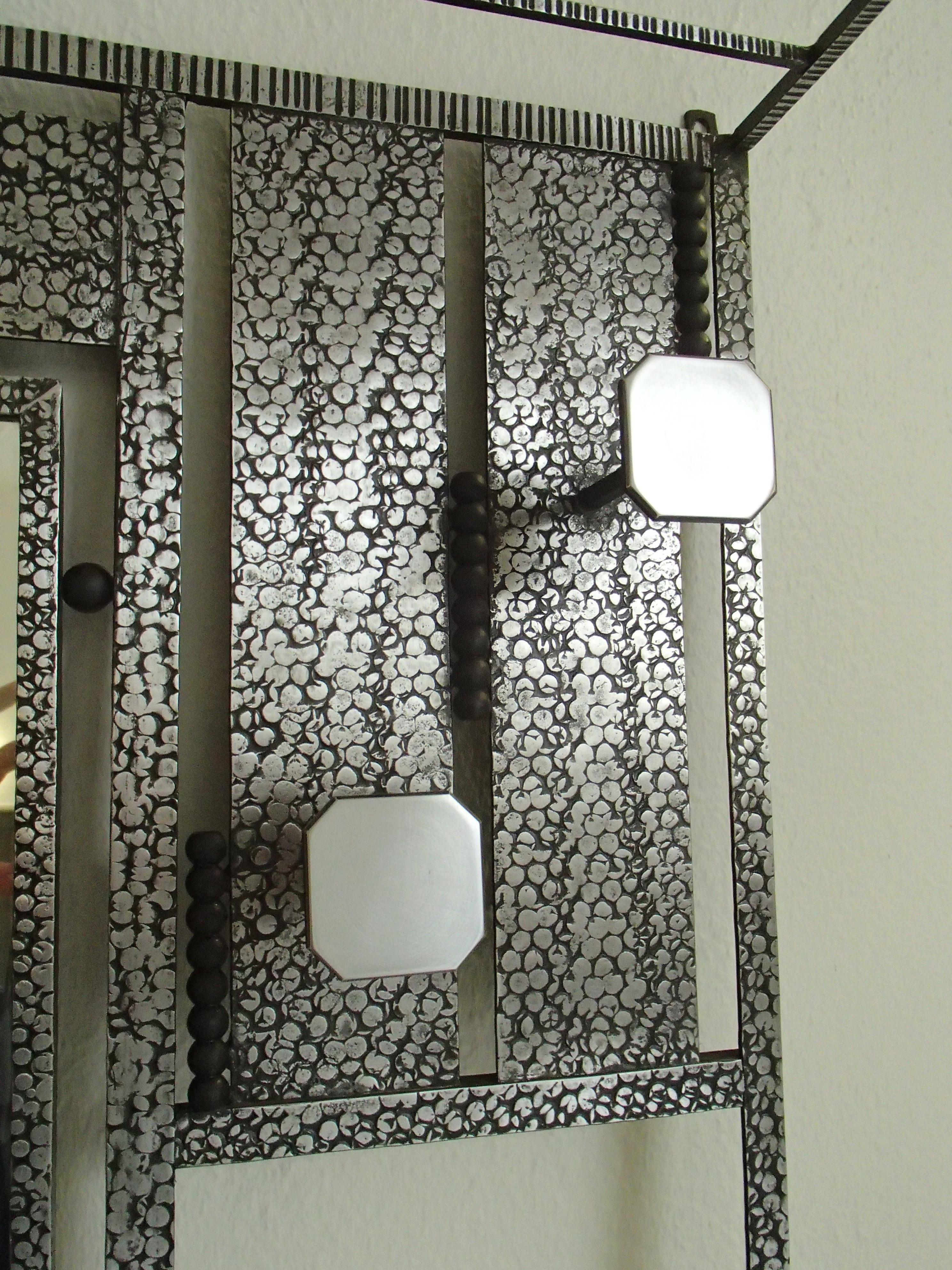 Fer forgé Armoire Art Deco en fer forgé avec miroir et lumière en vente