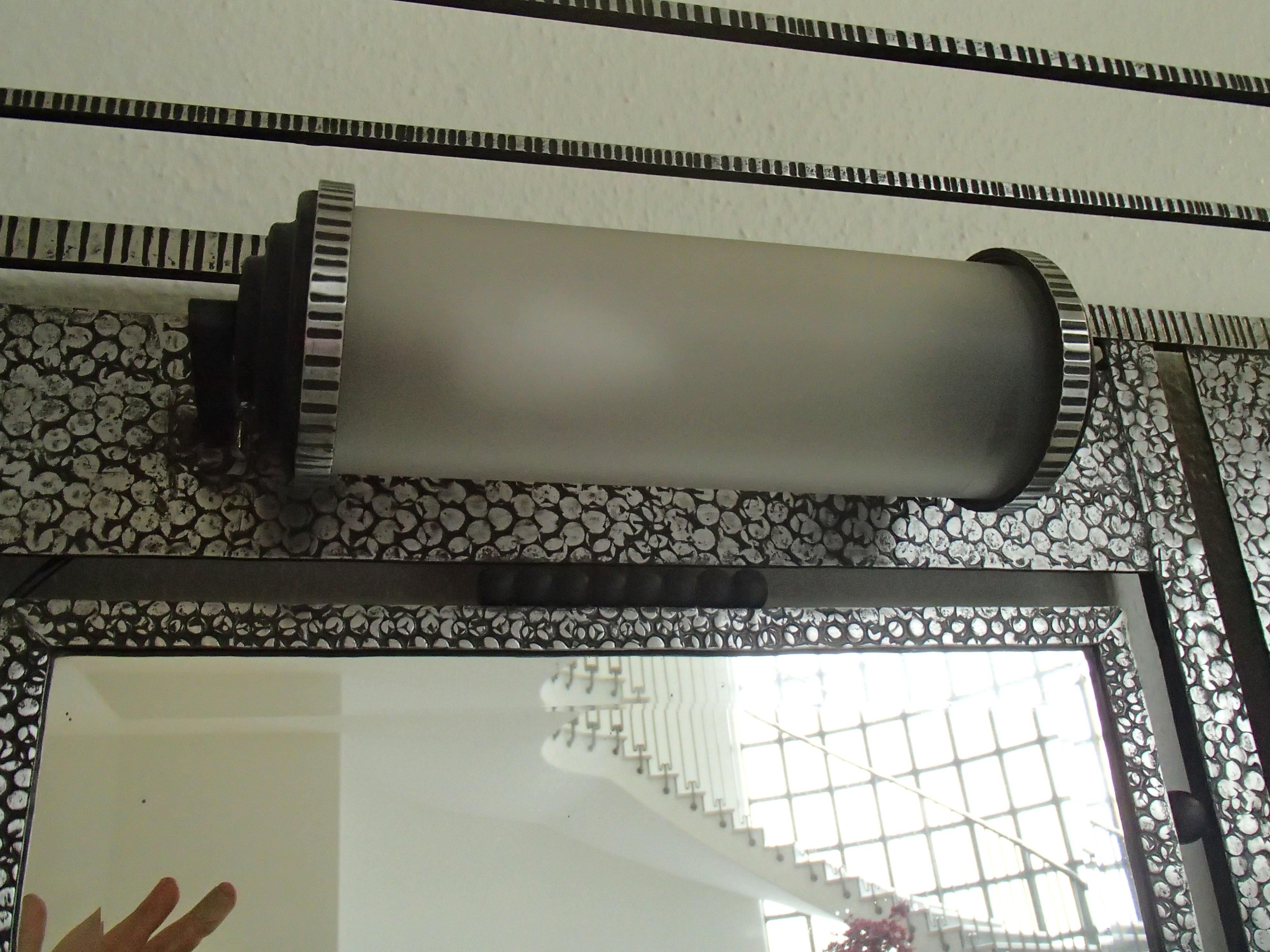Art Deco Wrouth Eisen Kleiderschrank mit Spiegel und Licht im Angebot 2