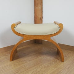 Tabouret Art déco à structure en X. Érable « Birdseye » et cuir crème