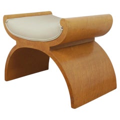 Tabouret Art déco à structure en X. Érable « Birdseye » et cuir crème