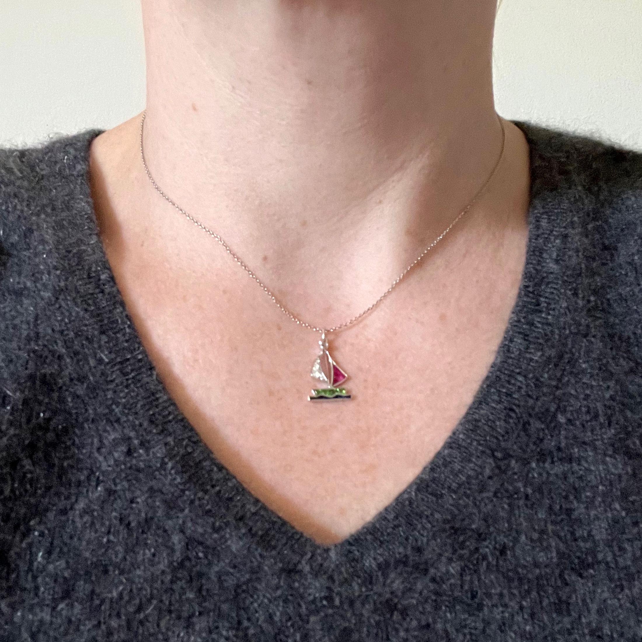 Colgante Art Decó Velero Platino Diamante Zafiro Rubí Peridoto en Bueno estado para la venta en London, GB