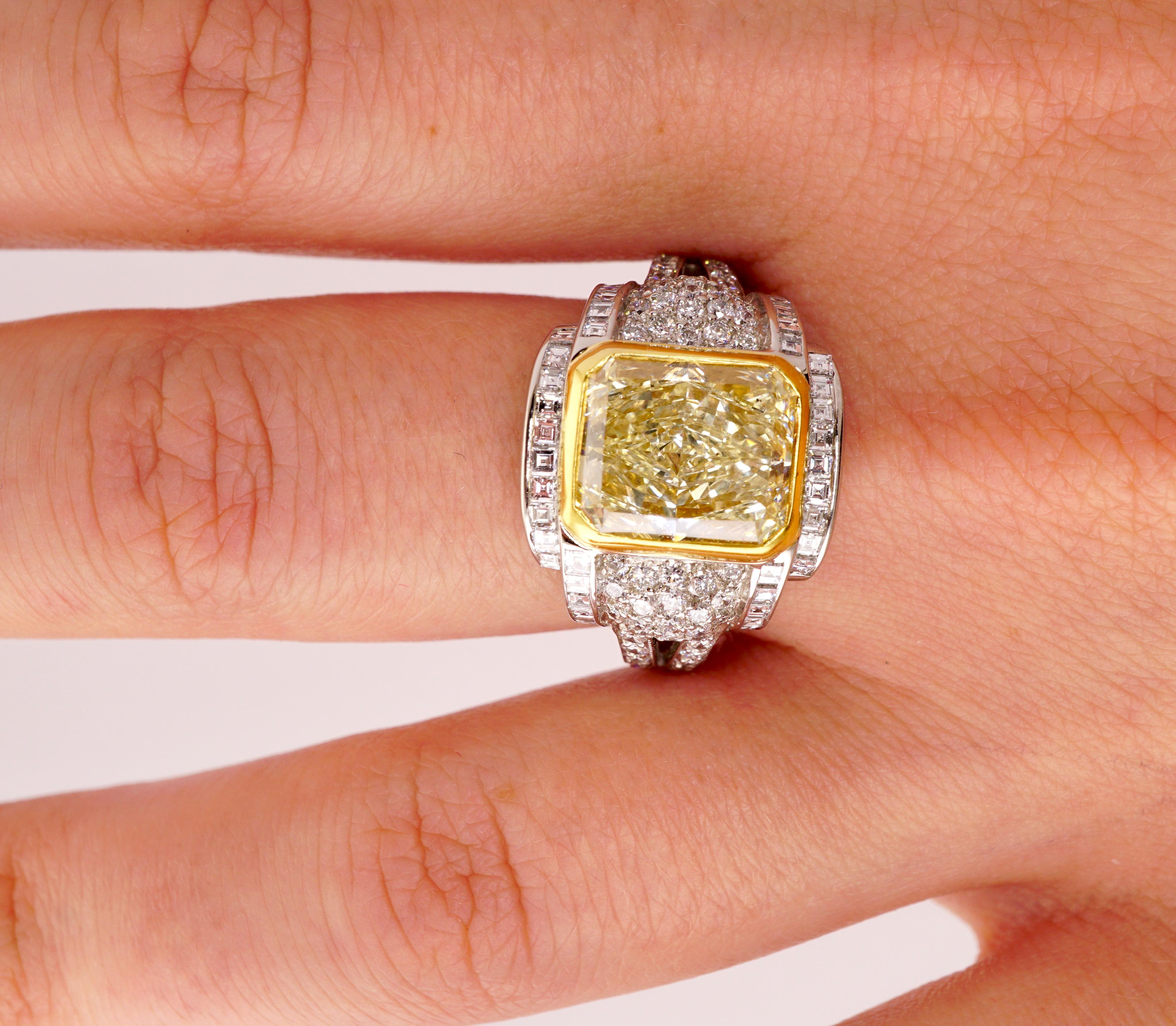 Bague en diamant jaune avec certificat EGL, no. 400148819D. Pierre centrale : diamant de taille radiant Fancy Yellow VS2 de 3,87ct, 9,8 x 8,3 x 4,94mm. Pierres latérales : diamants ronds de taille carrée et brillante : 1.35ct F-G S1-SI2. Poids total