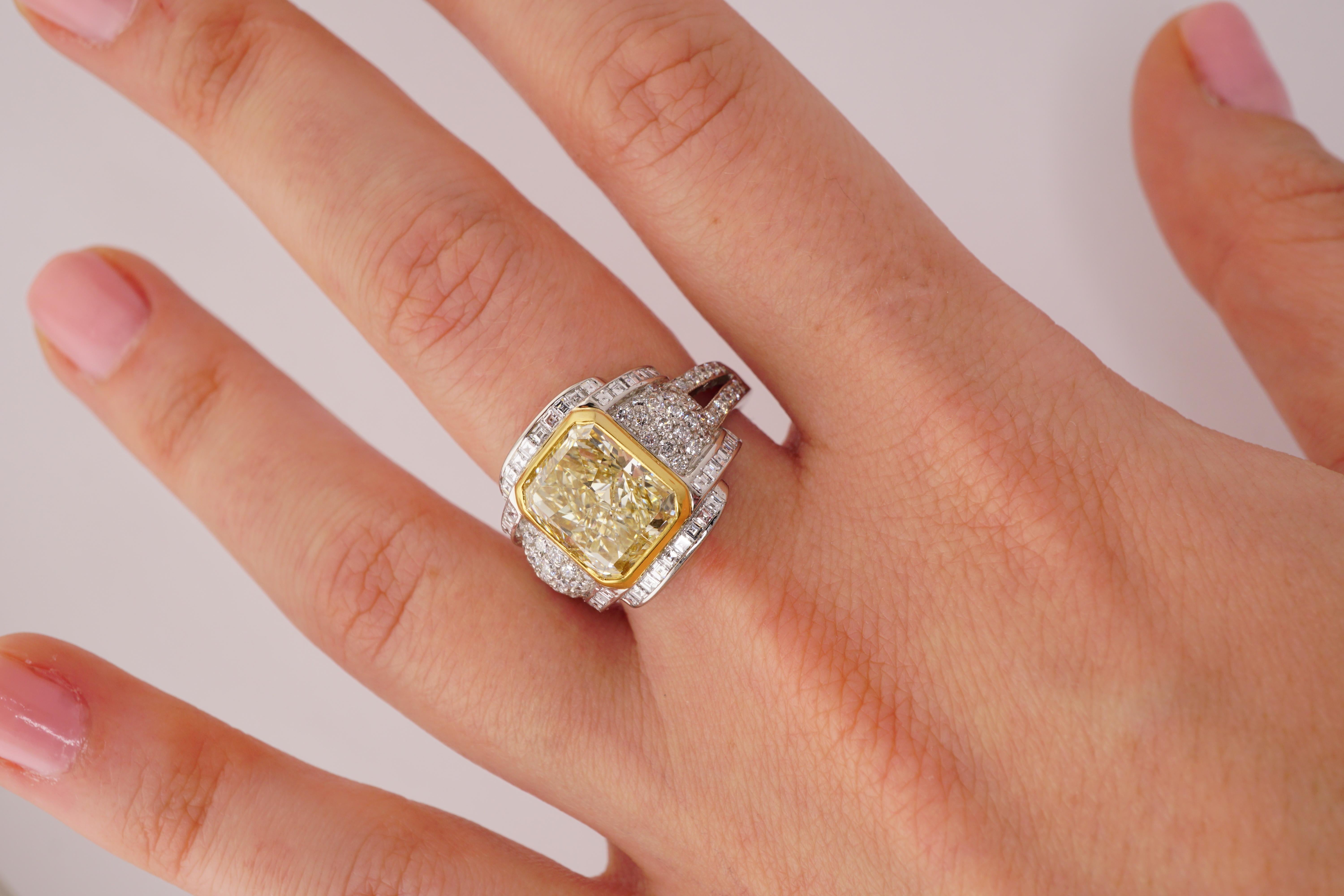Taille radiant Bague cocktail Art déco en platine avec diamant jaune certifié de 3,87 carats en vente