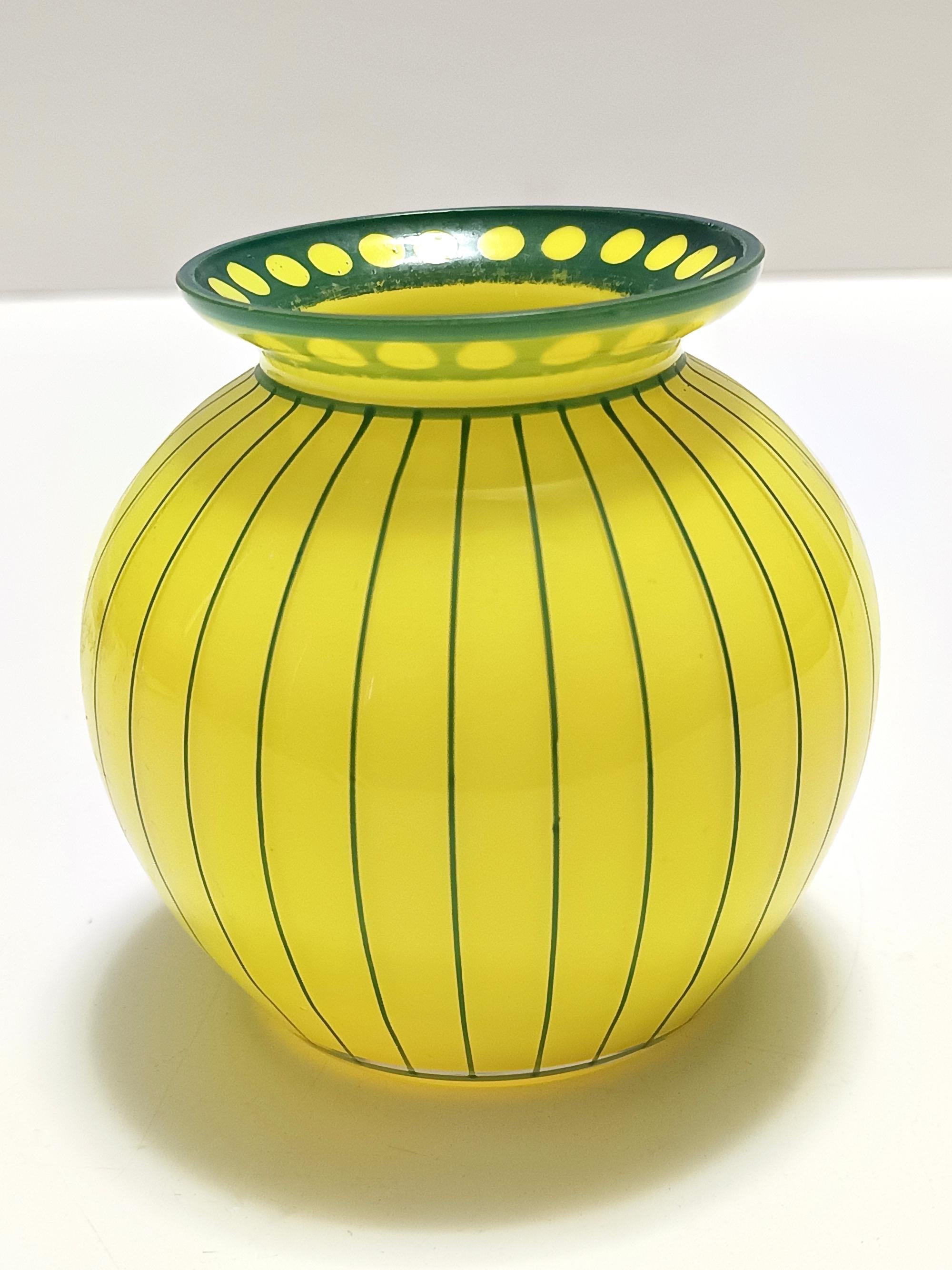 Inizio XX secolo Art Deco Yellow and Green Glass Vase in the style of Josef Hoffmann, Austria in vendita