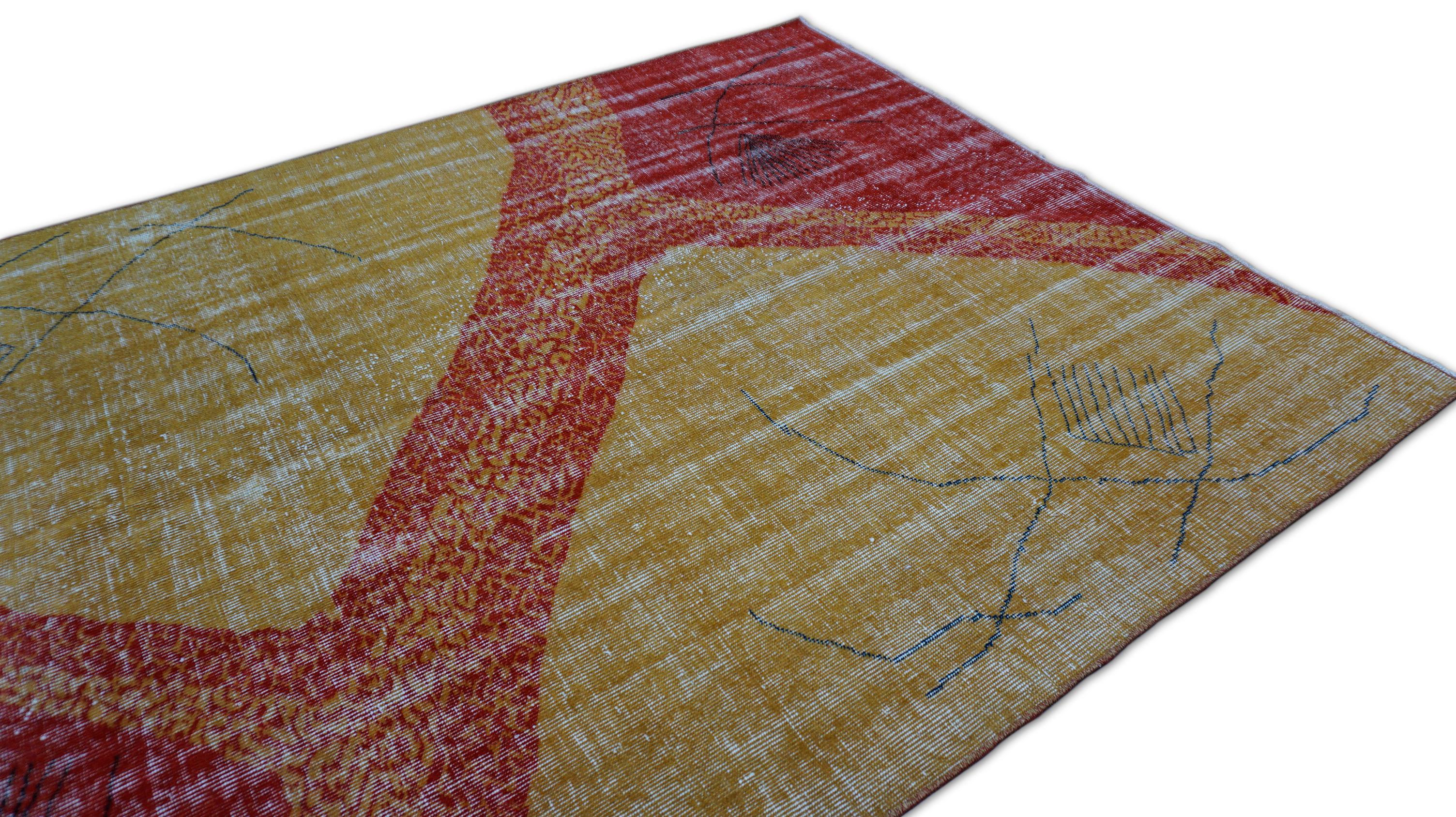 Ce remarquable tapis en laine noué à la main présente une sensibilité artistique audacieuse et moderne tout en honorant l'héritage du tissage traditionnel. Le tapis présente une superposition dynamique de formes abstraites qui s'entrecroisent dans