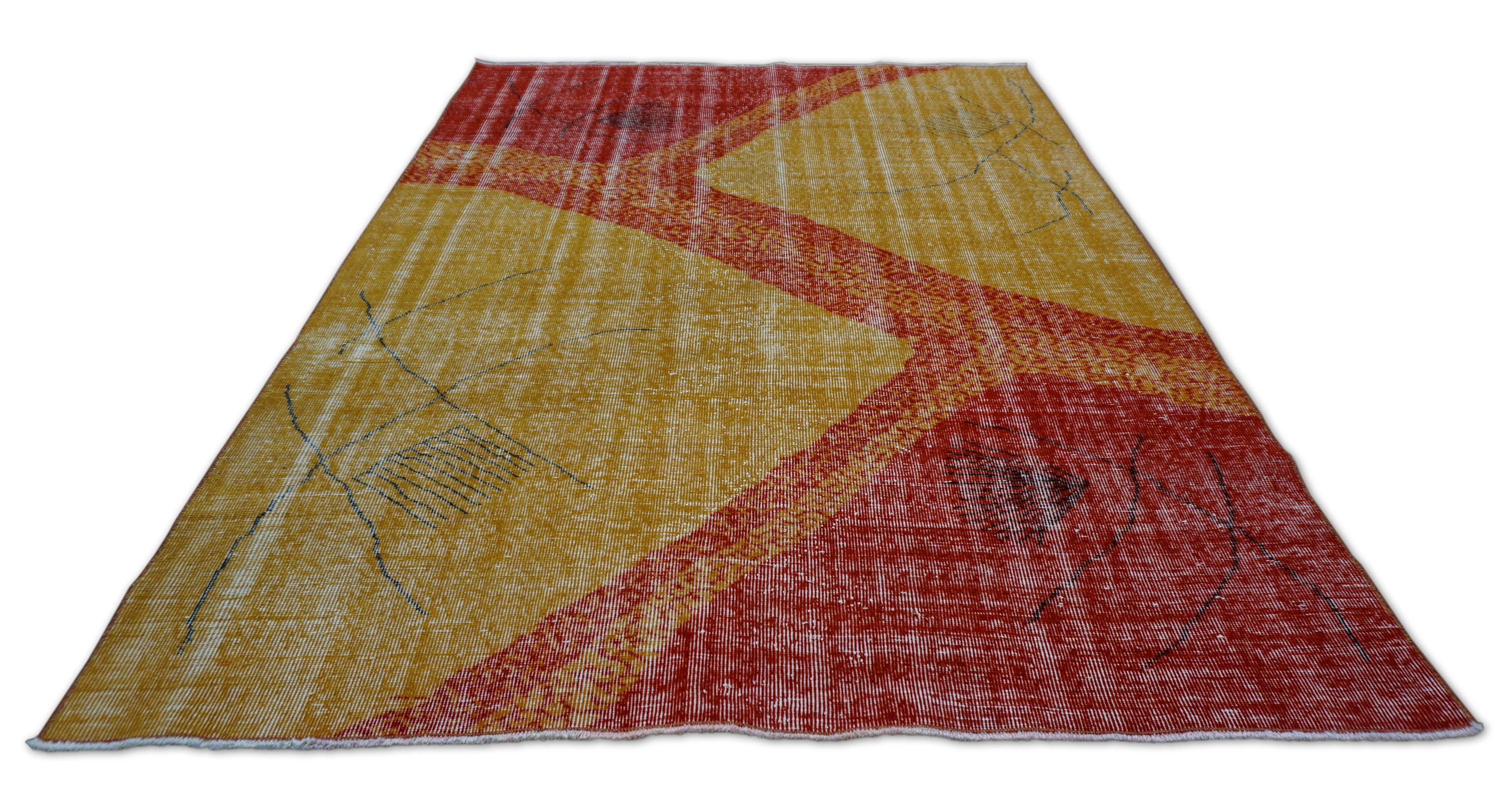Turc Tapis Art Déco jaune et rouge à motif abstrait 5'6''x7'9'' en vente