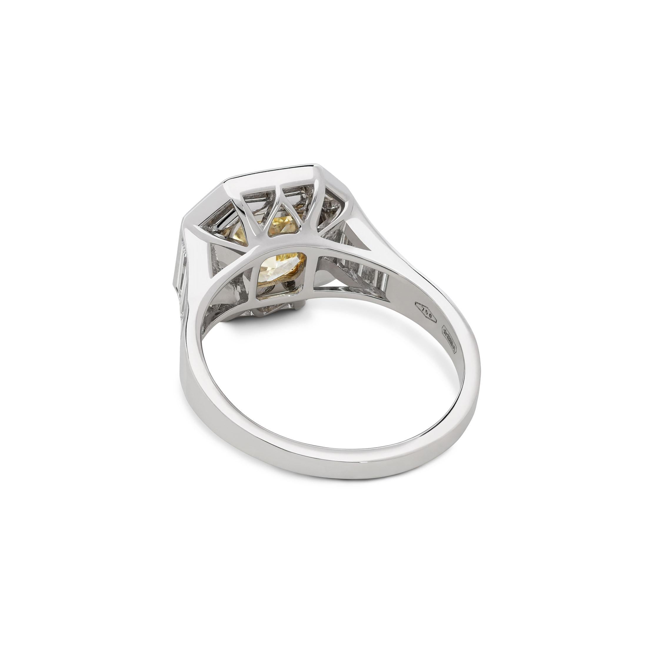 Im Angebot: Art Deco Gelber Fancy Diamant 2ct. mit seitlichen Baguettes 1,4 ct.  () 3