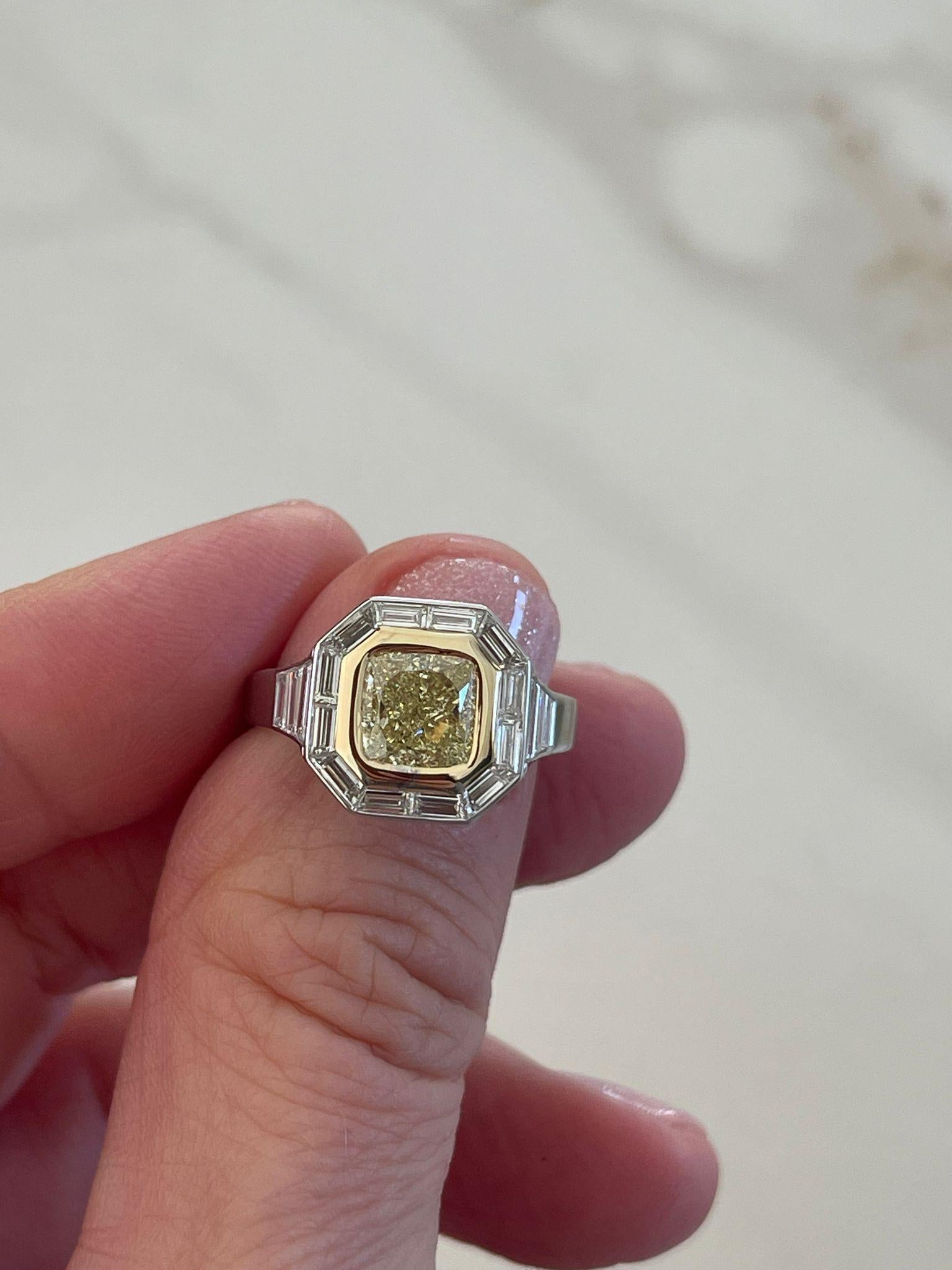 Im Angebot: Art Deco Gelber Fancy Diamant 2ct. mit seitlichen Baguettes 1,4 ct.  () 4