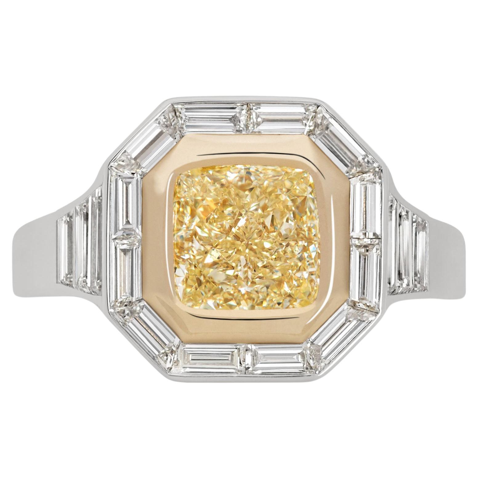 Im Angebot: Art Deco Gelber Fancy Diamant 2ct. mit seitlichen Baguettes 1,4 ct.  ()