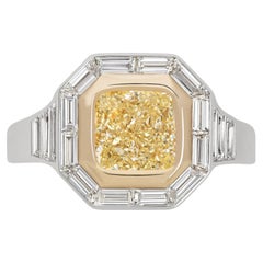 Diamant jaune fantaisie de 2 carats avec baguettes latérales de 1,4 carat 