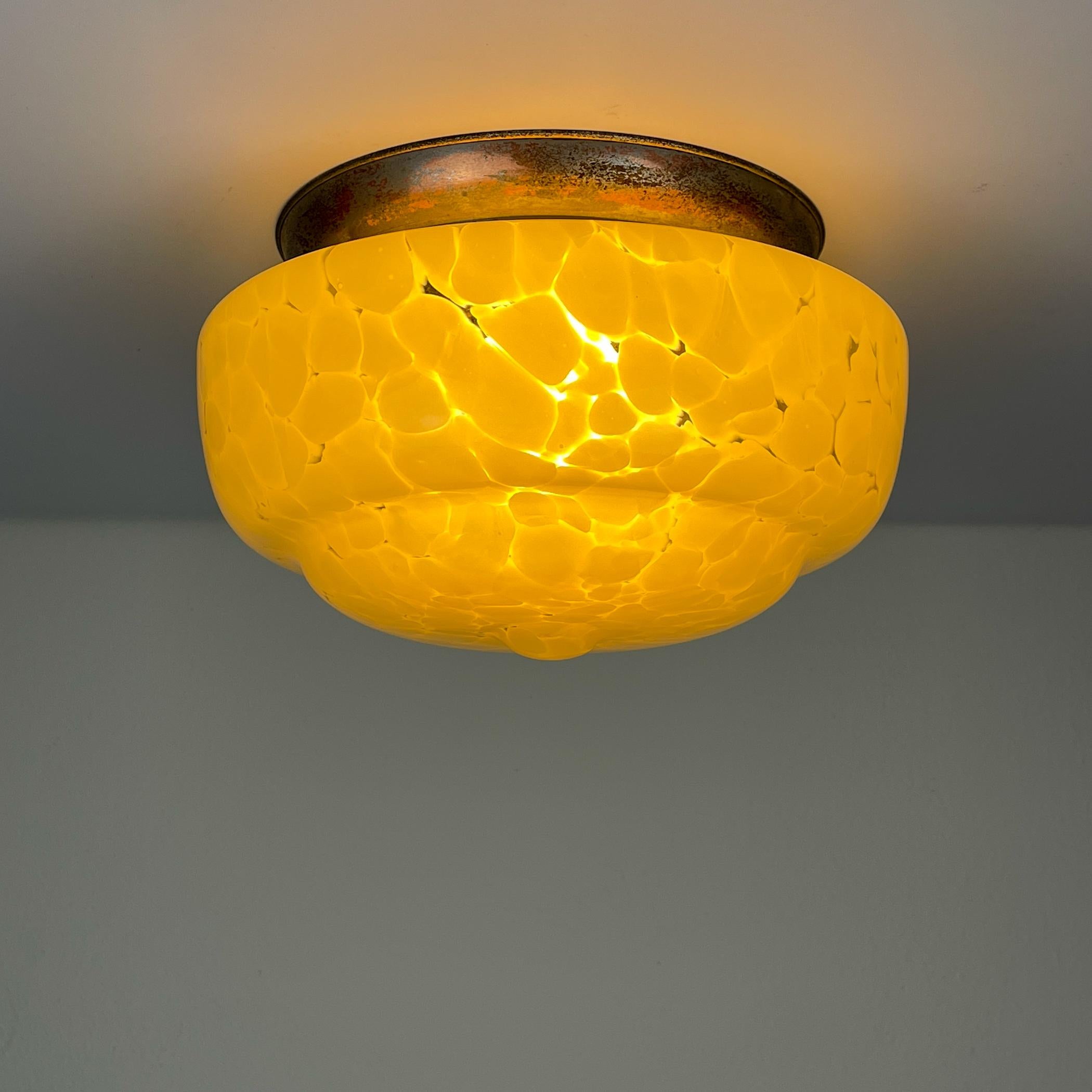 Plafonnier vintage en verre jaune fabriqué en Italie dans les années 1950.

La lampe est en bon état vintage, sans dommage.

Dimensions :
Largeur : 25 cm
Hauteur : 15 cm

La lampe nécessite une ampoule européenne E27 et est compatible avec la