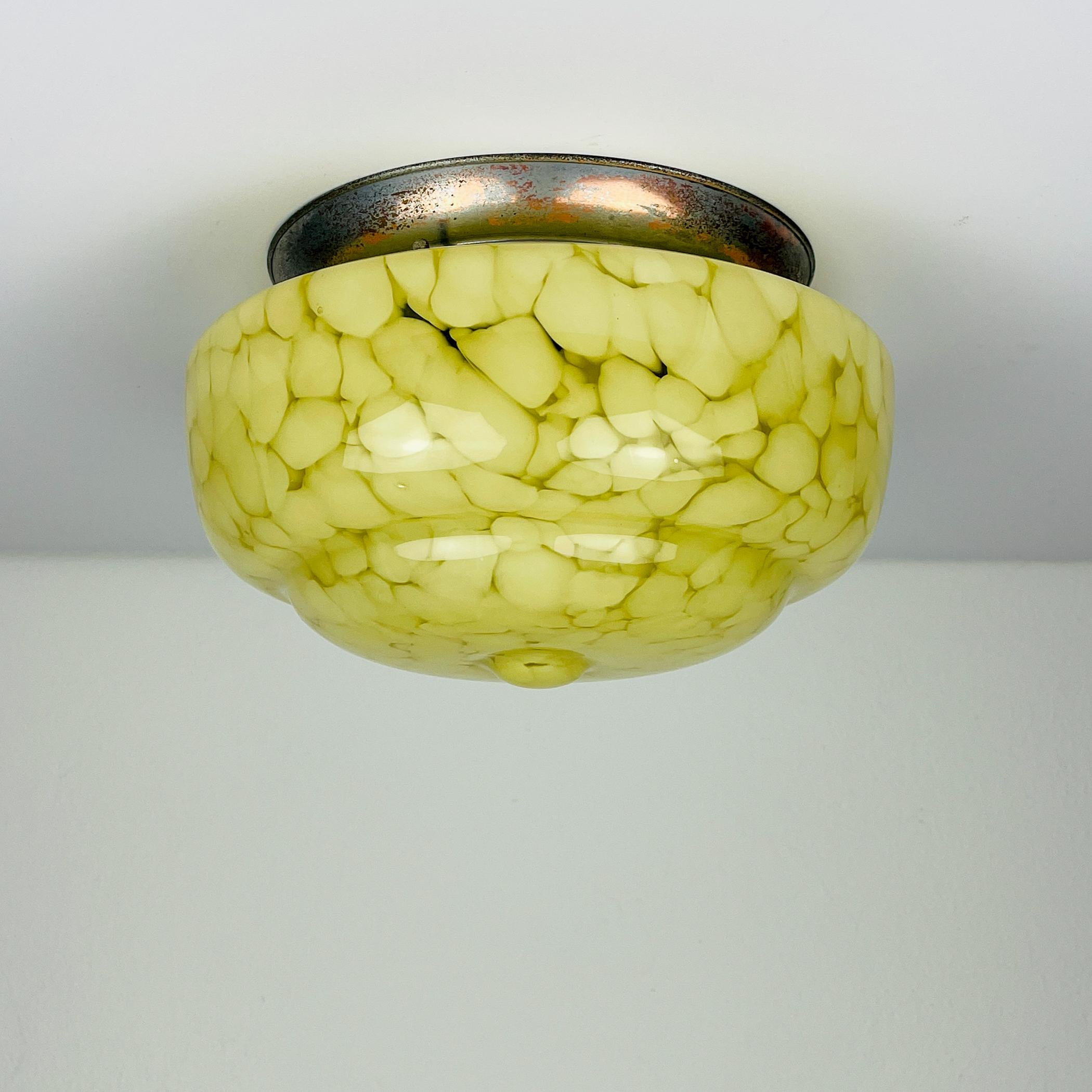 italien Plafonnier Art déco en verre jaune, Italie années 1950 en vente