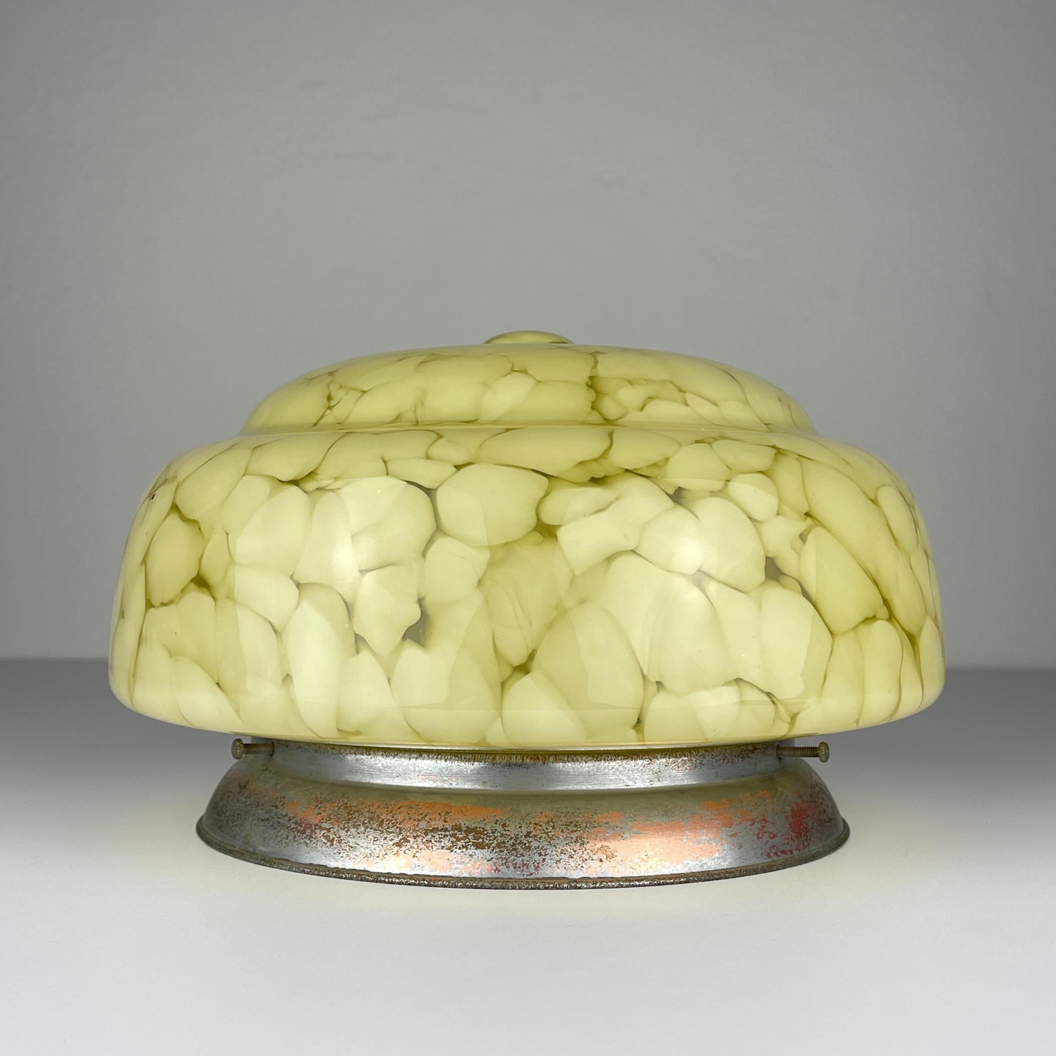 20ième siècle Plafonnier Art déco en verre jaune, Italie années 1950 en vente