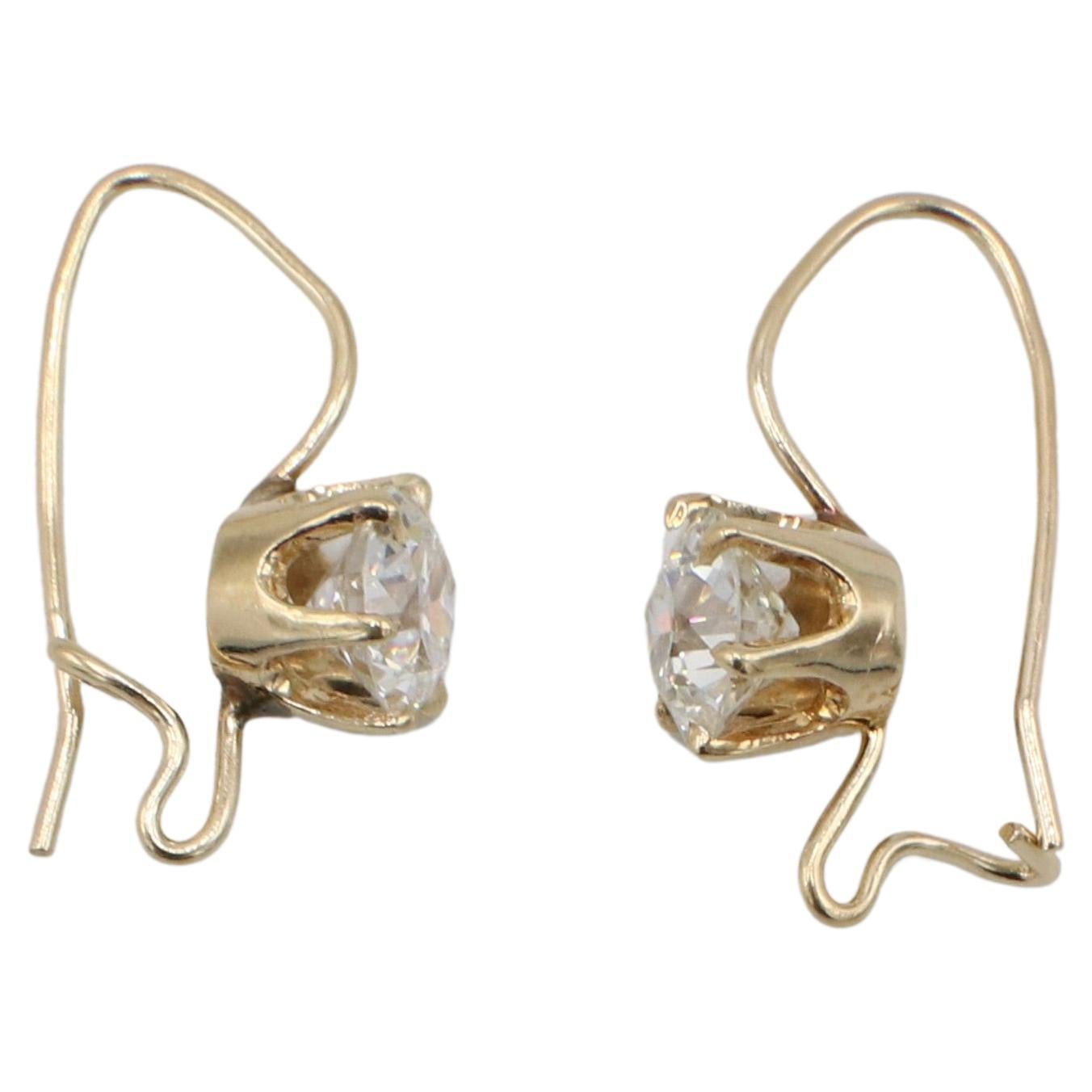 Boucles d'oreilles art déco en or jaune 1.10 carat Nature Old European Cut Wire Drop Earrings 
Métal : or jaune 14k
Poids : 1.62 grammes
Diamants : 2 diamants naturels de taille européenne ancienne env. 1,10 CTW G-H VS
Longueur : 18 mm
Largeur : 5,5