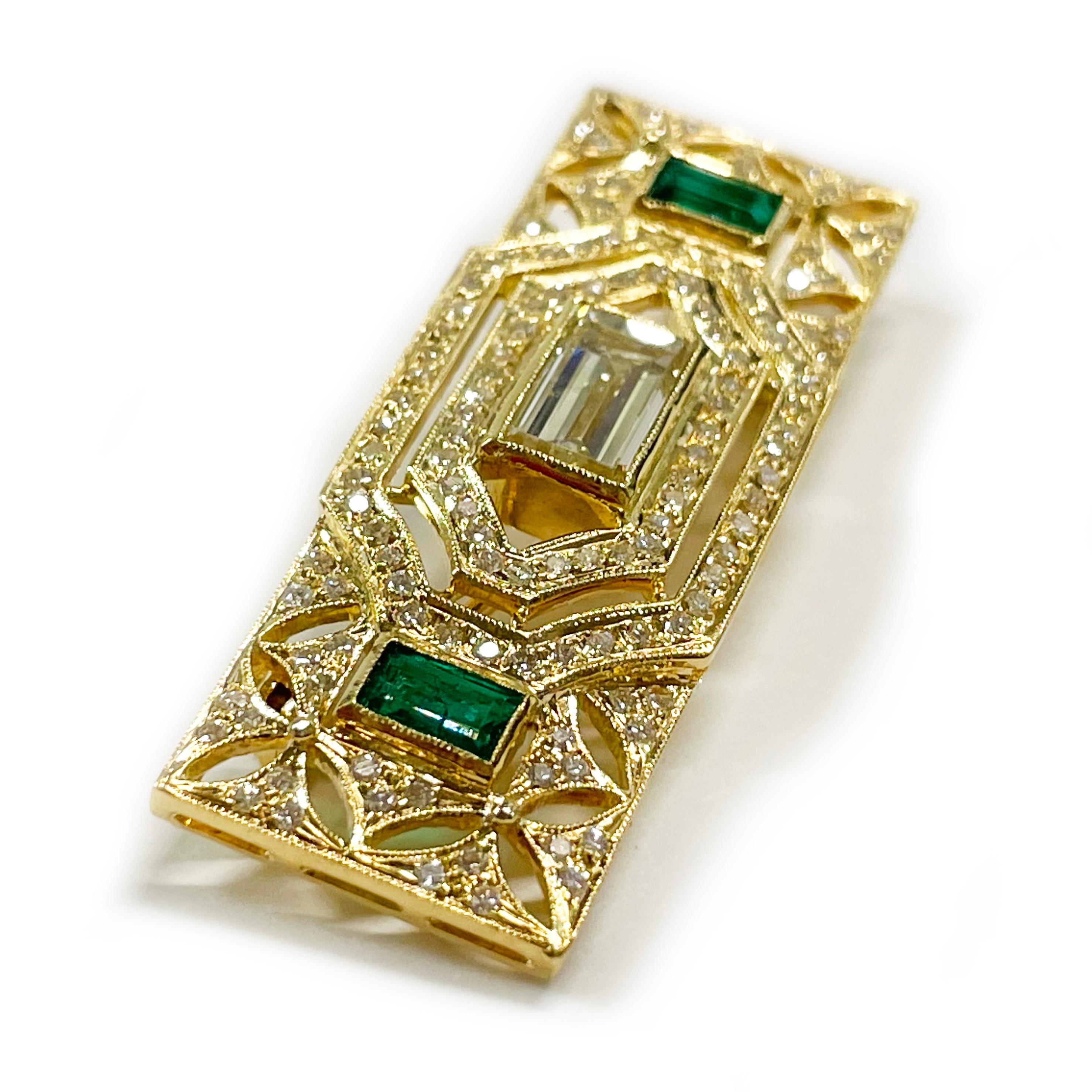 Art Deco 18 Karat Art Gelbgold Smaragd Diamant Brosche Anhänger. Dieses atemberaubende Schmuckstück besteht aus zwei grünen Smaragden im Smaragdschliff, einem Diamanten im Stufenschliff und einhundertdreißig runden Diamanten, die in Gelbgold gefasst