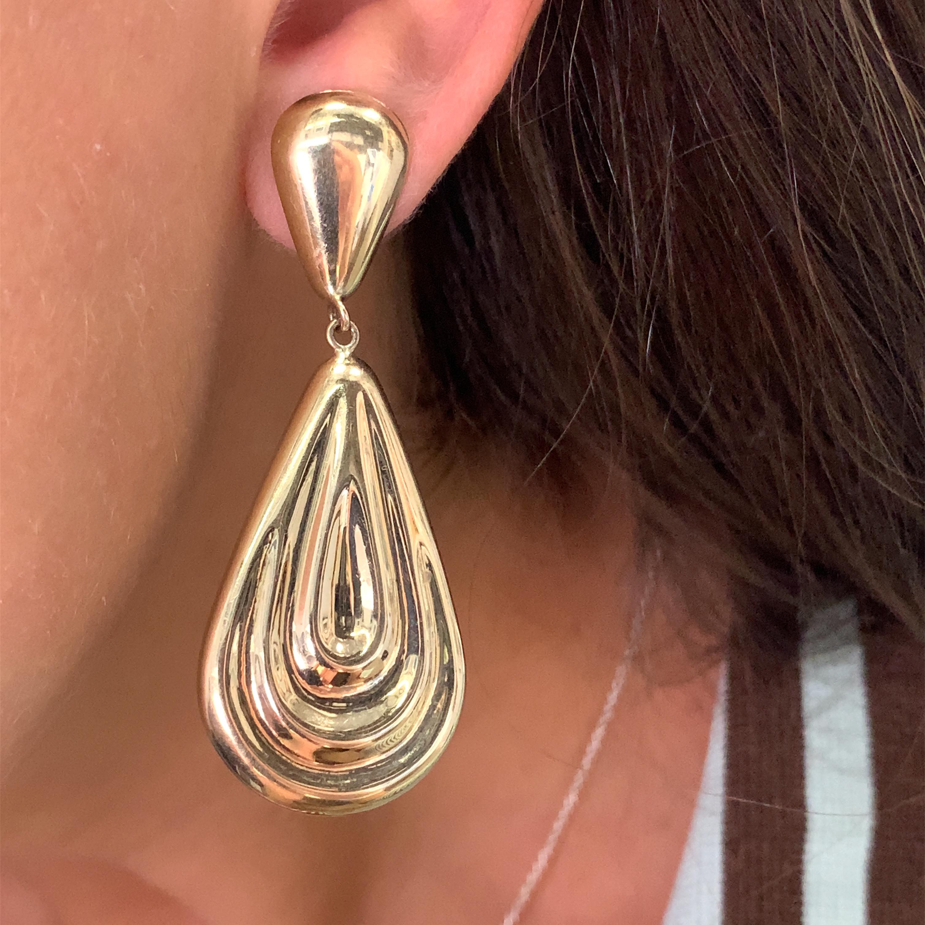 Aggiungi un tocco di stile italiano al tuo look con questi splendidi orecchini pendenti a goccia. Realizzati in oro giallo 9ct, questi orecchini presentano una bellissima chiusura a farfalla e una forma rotonda che è classica e senza tempo. Gli
