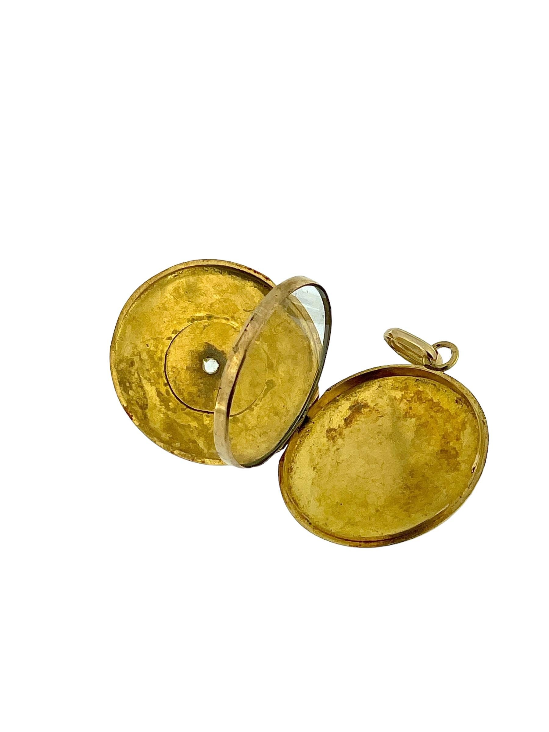 Questo **ciondolo portafoto in oro giallo Art Deco** è un gioiello di ottima fattura che unisce eleganza e valore sentimentale. Realizzato in Francia in oro giallo 18 carati, il ciondolo presenta al centro un **diamante taglio rosa** del peso di