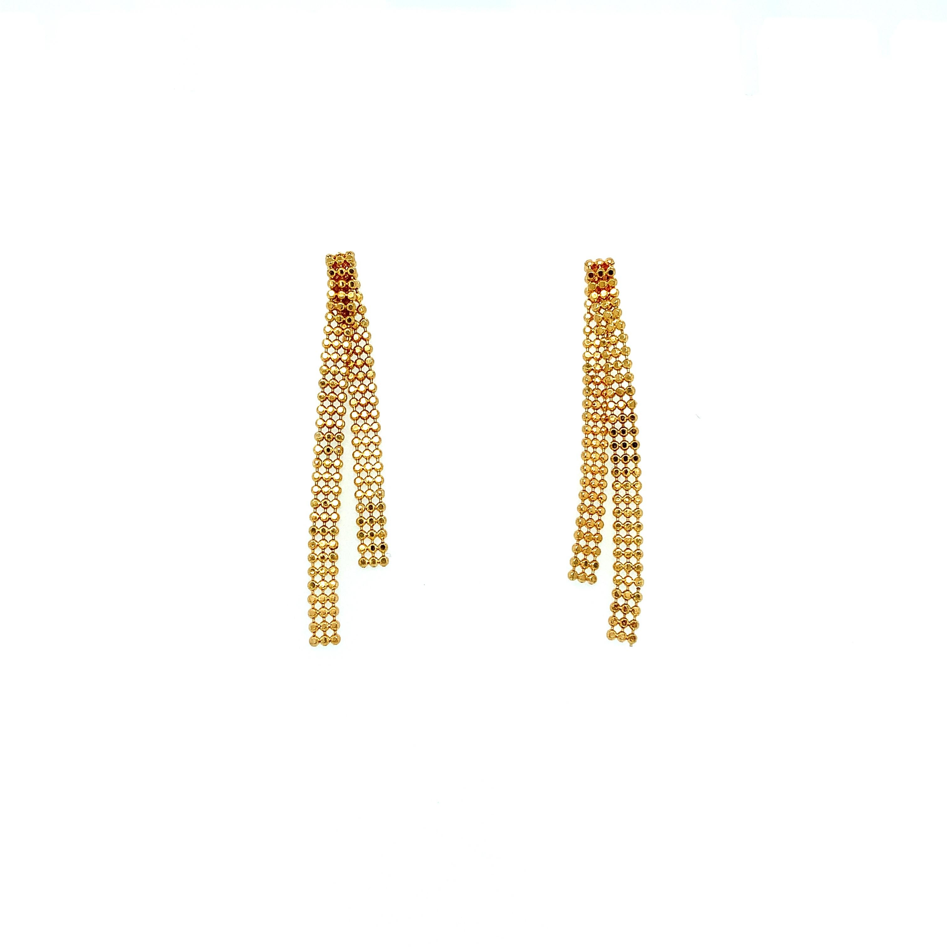 Erhöhen Sie Ihren Stil mit diesen atemberaubenden langen Ohrringen aus 9-karätigem Gelbgold im Art-Deco-Stil. Die Ohrringe haben eine schöne Kettenfassung mit runden, kugelförmigen Details, die im Licht schimmern. Diese aus hochwertigem 9-karätigem