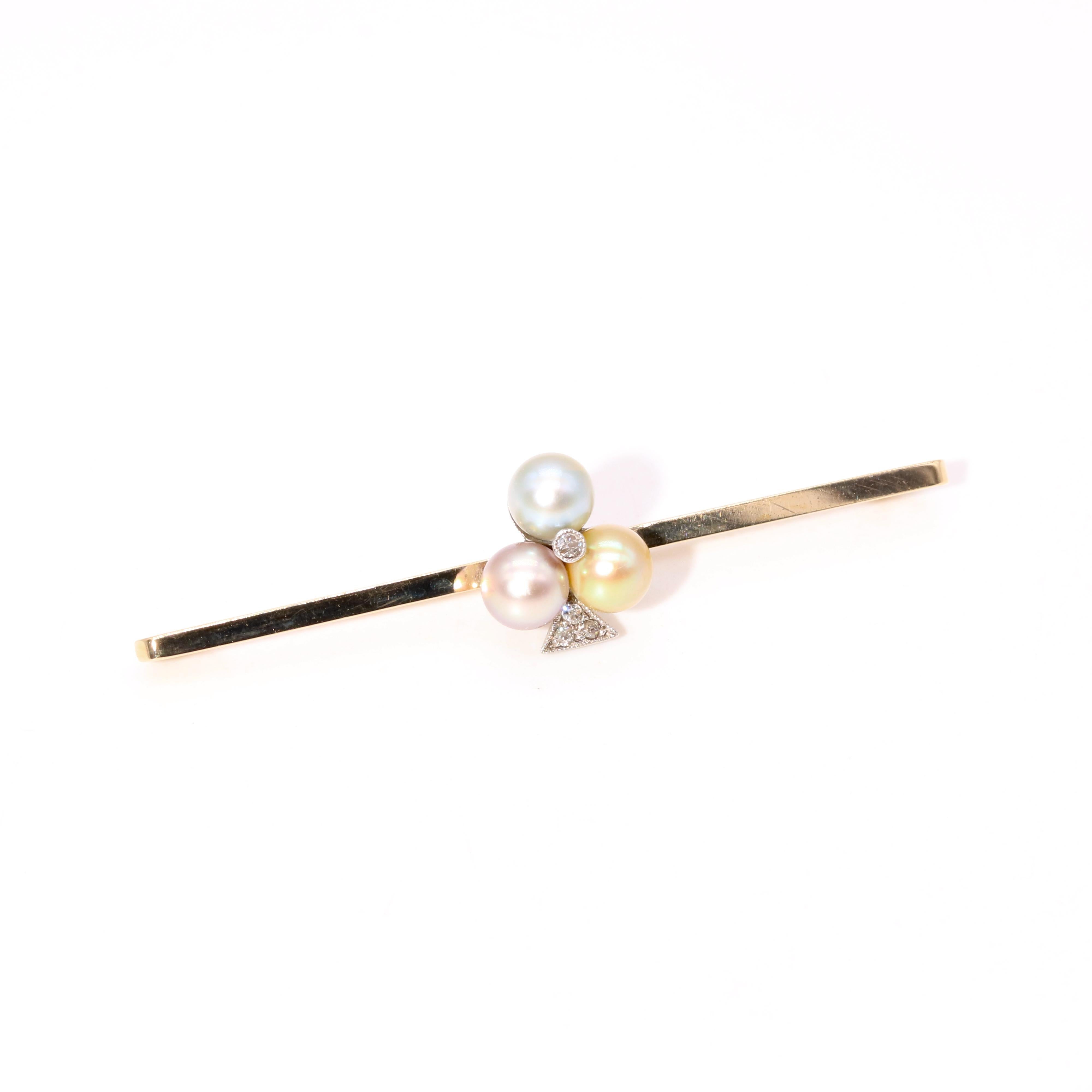Art Deco Yellow Gold & Platinum Tri Colour Pearl and Diamond ‘Clubs’ Bar Brooch In Good Condition For Sale In Staines-Upon-Thames, GB