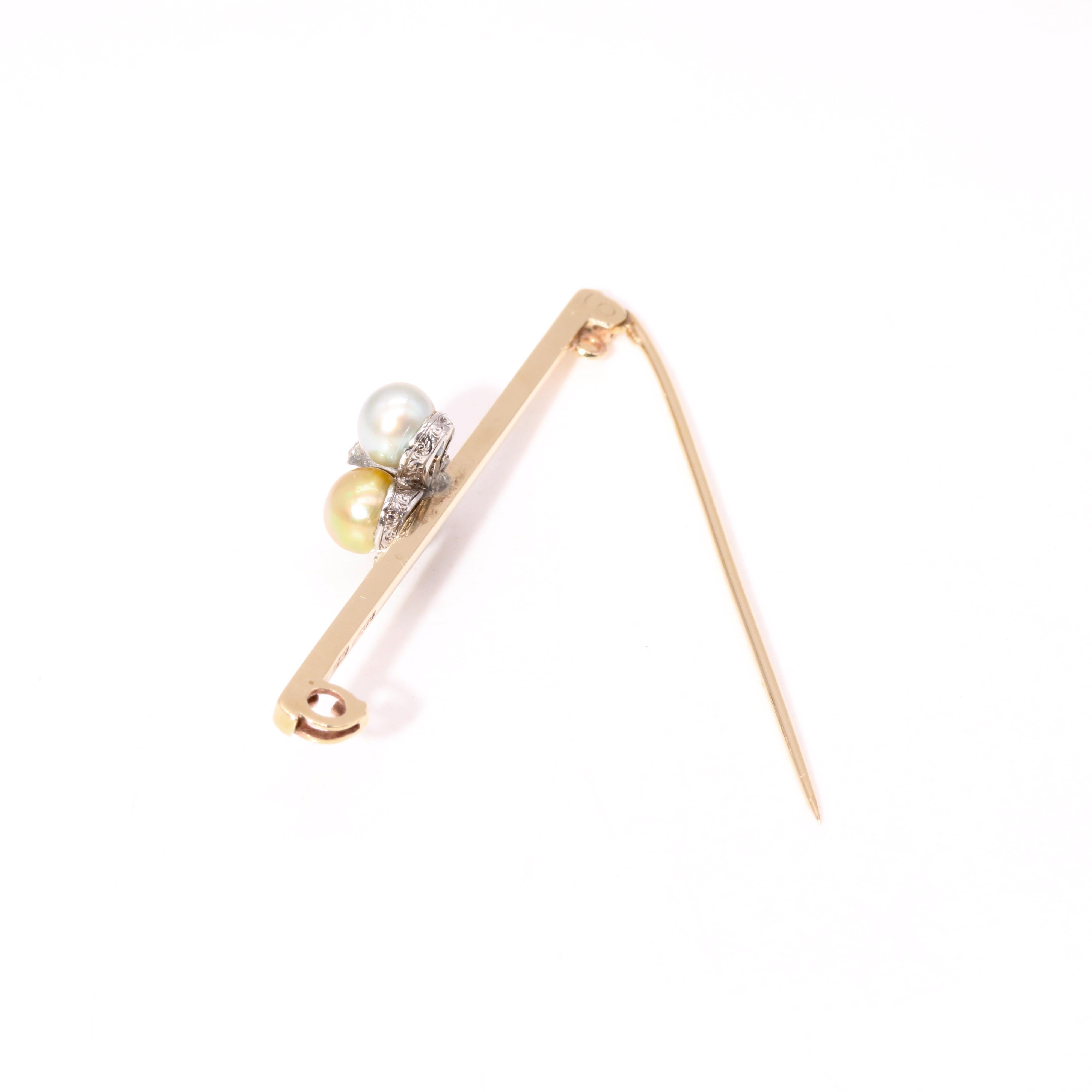 Art Deco Yellow Gold & Platinum Tri Colour Pearl and Diamond ‘Clubs’ Bar Brooch For Sale 3