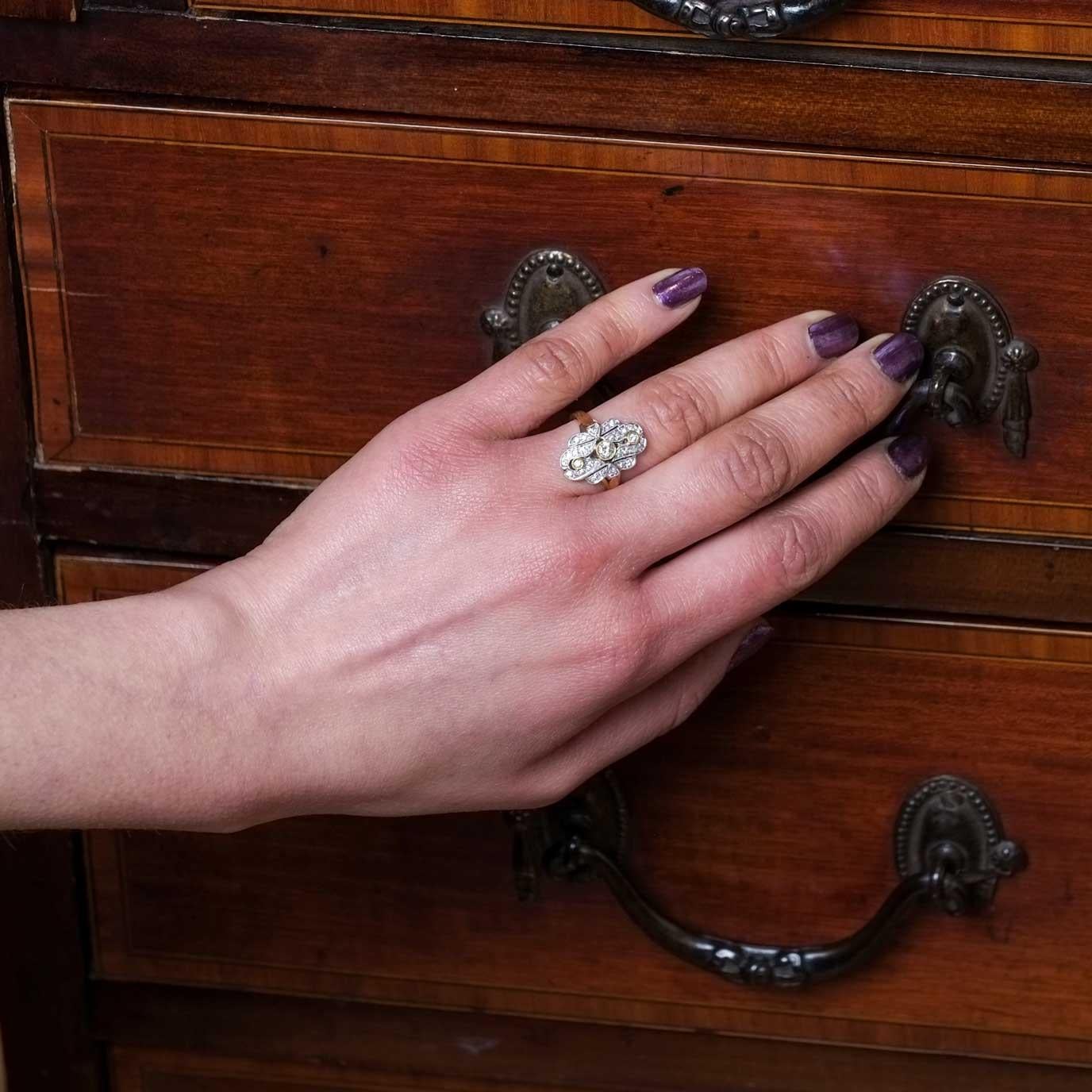Oro Art Deco incastonato con una consueta combinazione di oro bianco e giallo 18ct. Un tocco di novità rispetto ai soliti pezzi deco che erano generalmente realizzati interamente in platino sulla parte superiore. Questa combinazione con i diamanti