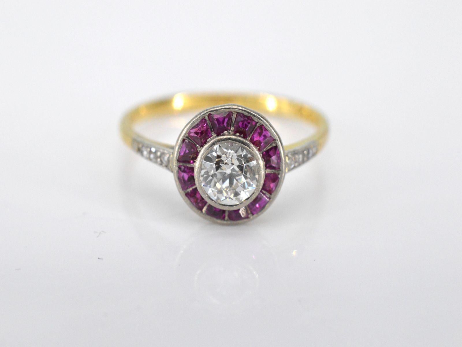 Contemporary Art Deco Yellow Gold Ring with Central Diamond Surrounded by Ruby For Sale