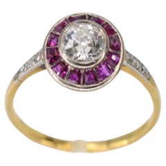 Anillo Art Decó de Oro Amarillo con Diamante Central Rodeado de Rubí