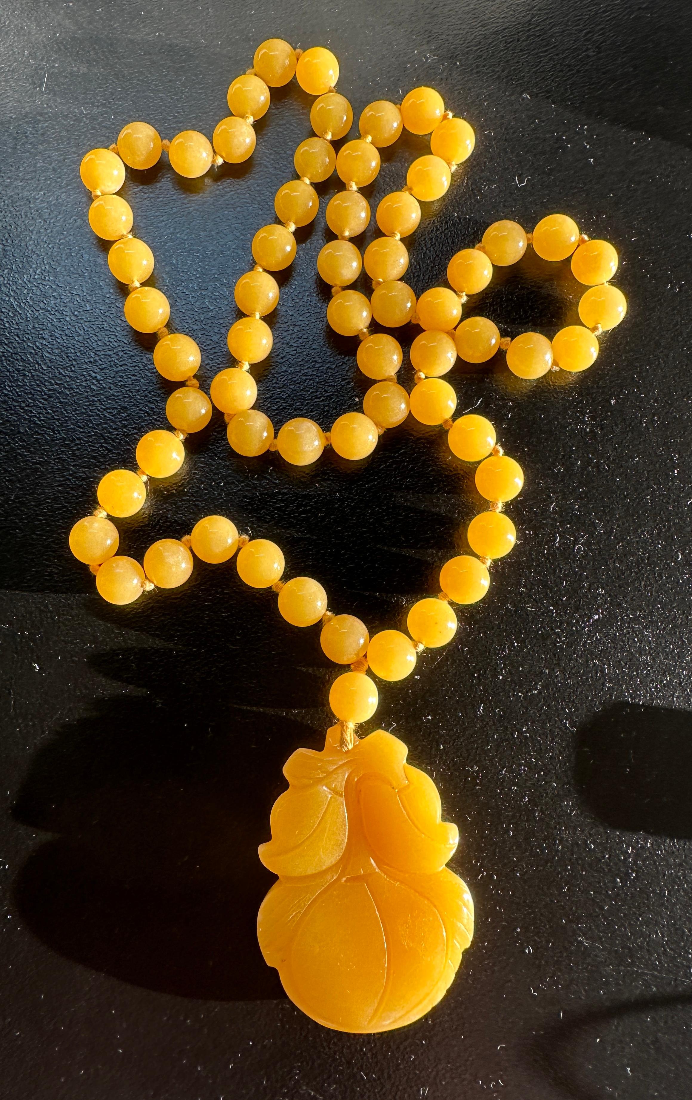 Art Deco Yellow Jade Carved Fruit Pendant Necklace 29 Inches 10mm Jade Beads In Excellent Condition For Sale In New York, NY