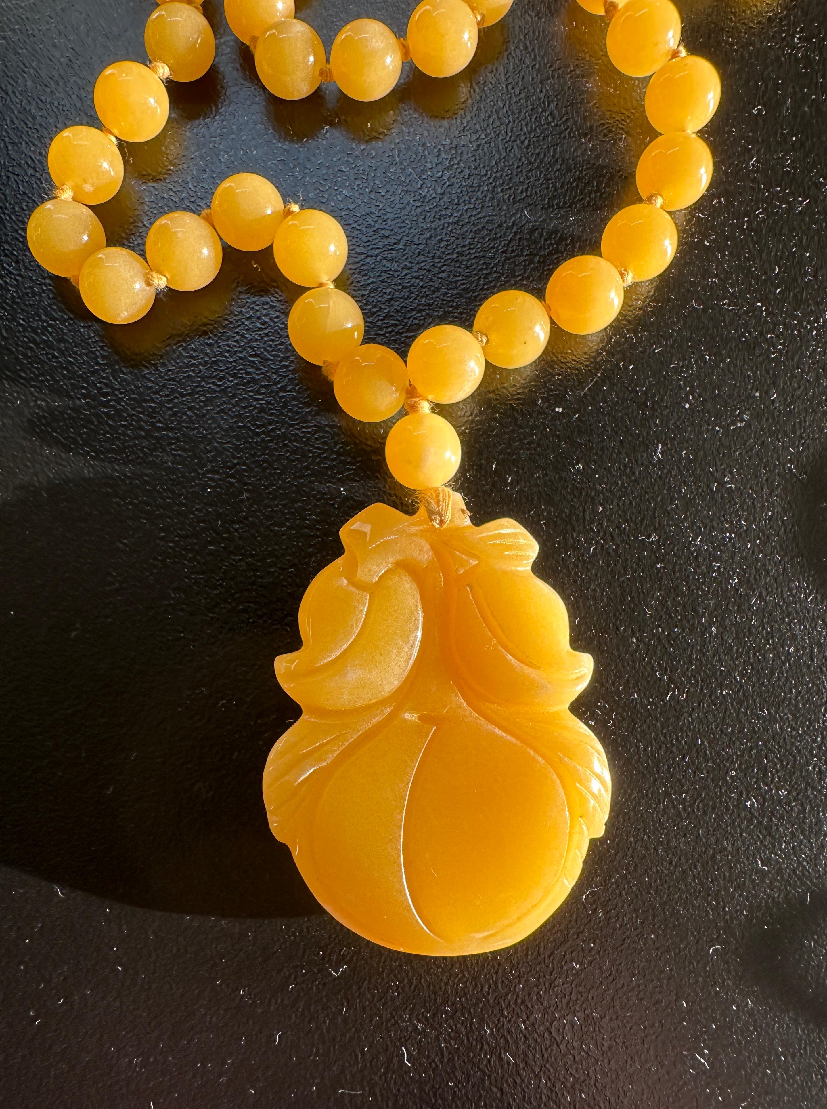 Art Deco Yellow Jade Carved Fruit Pendant Necklace 29 Inches 10mm Jade Beads For Sale 3