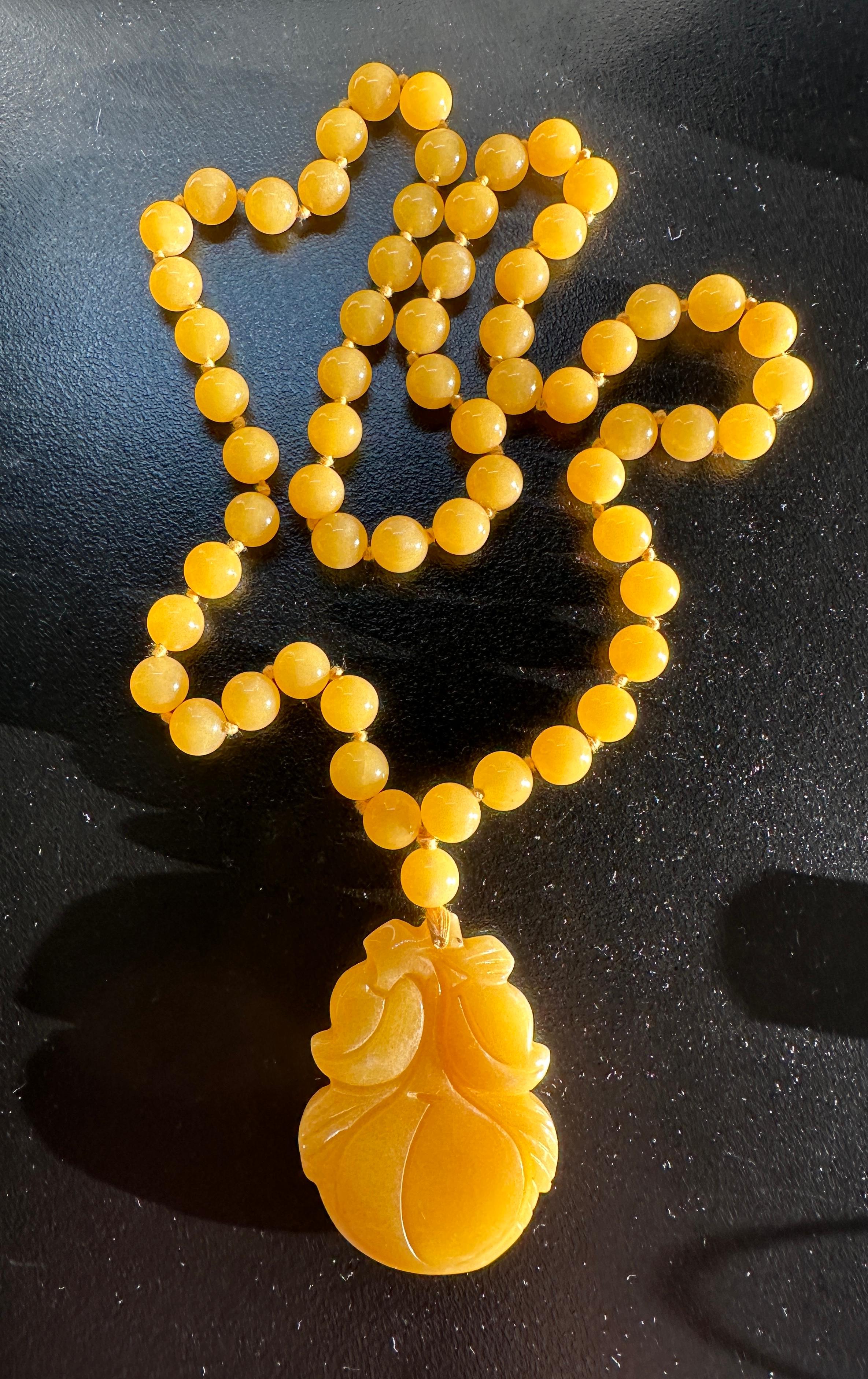Art Deco Yellow Jade Carved Fruit Pendant Necklace 29 Inches 10mm Jade Beads For Sale 4