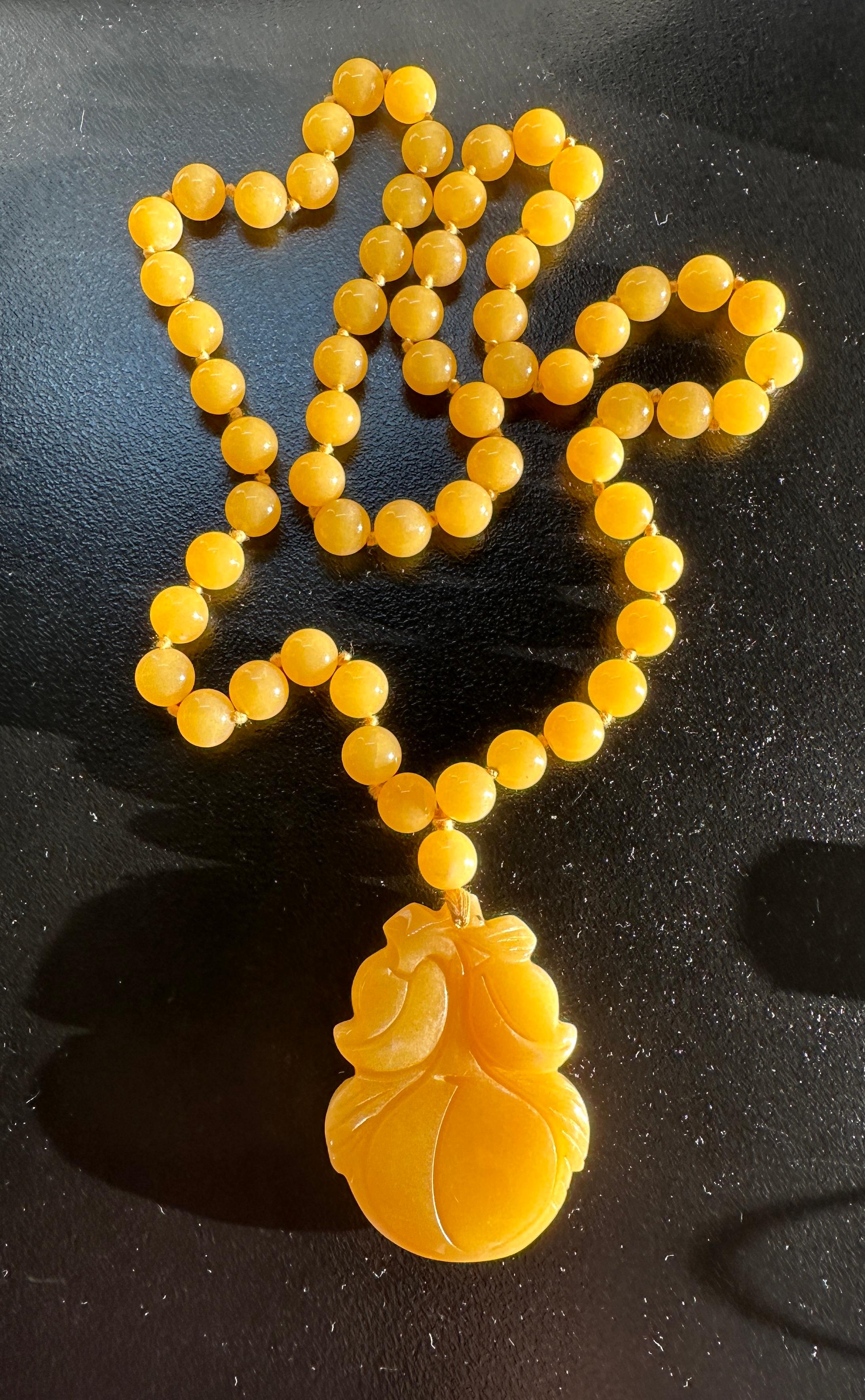 Art Deco Yellow Jade Carved Fruit Pendant Necklace 29 Inches 10mm Jade Beads For Sale 5