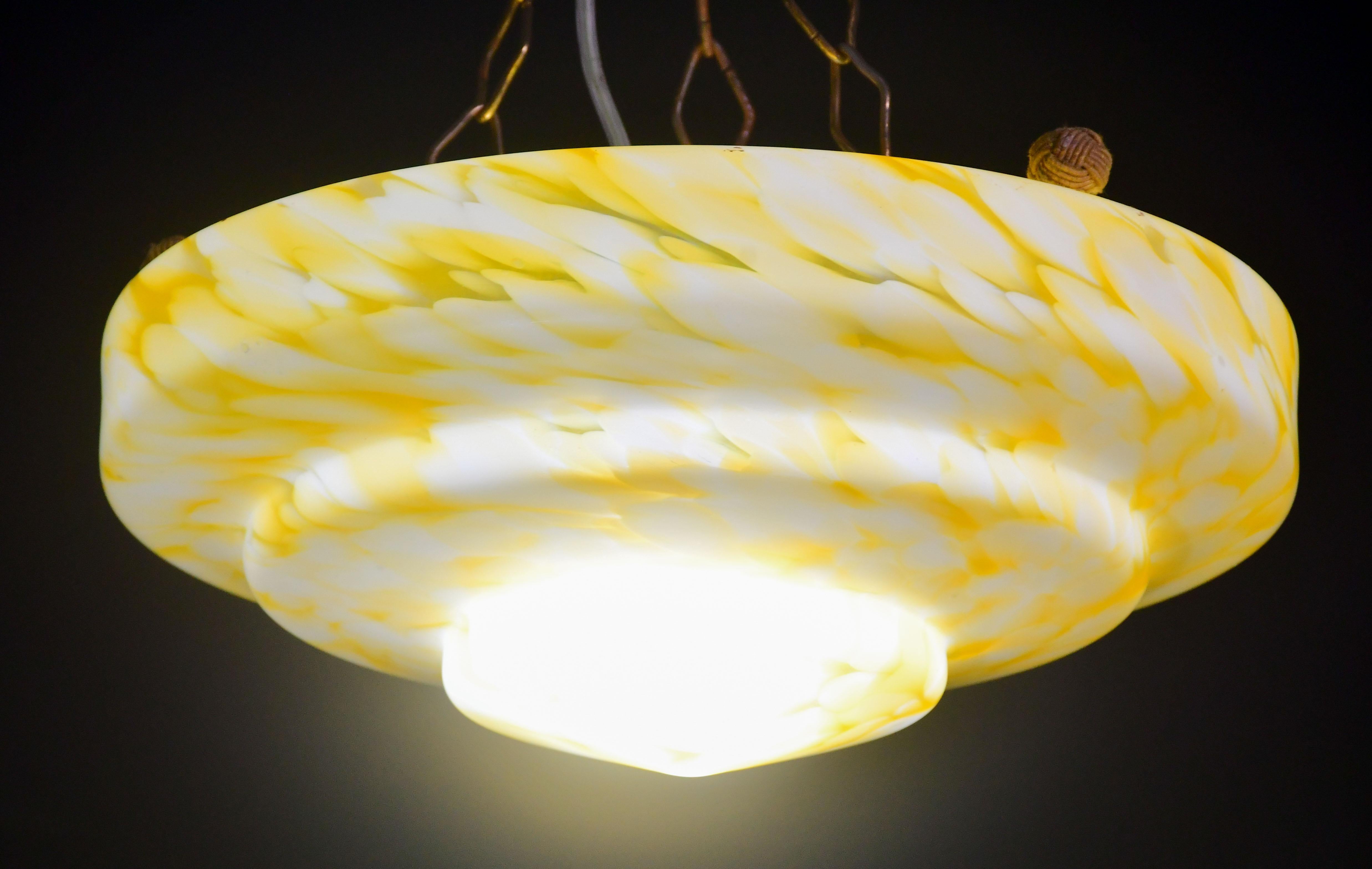 Milieu du XXe siècle Pendentif Art déco en verre de Murano jaune, 1950 en vente