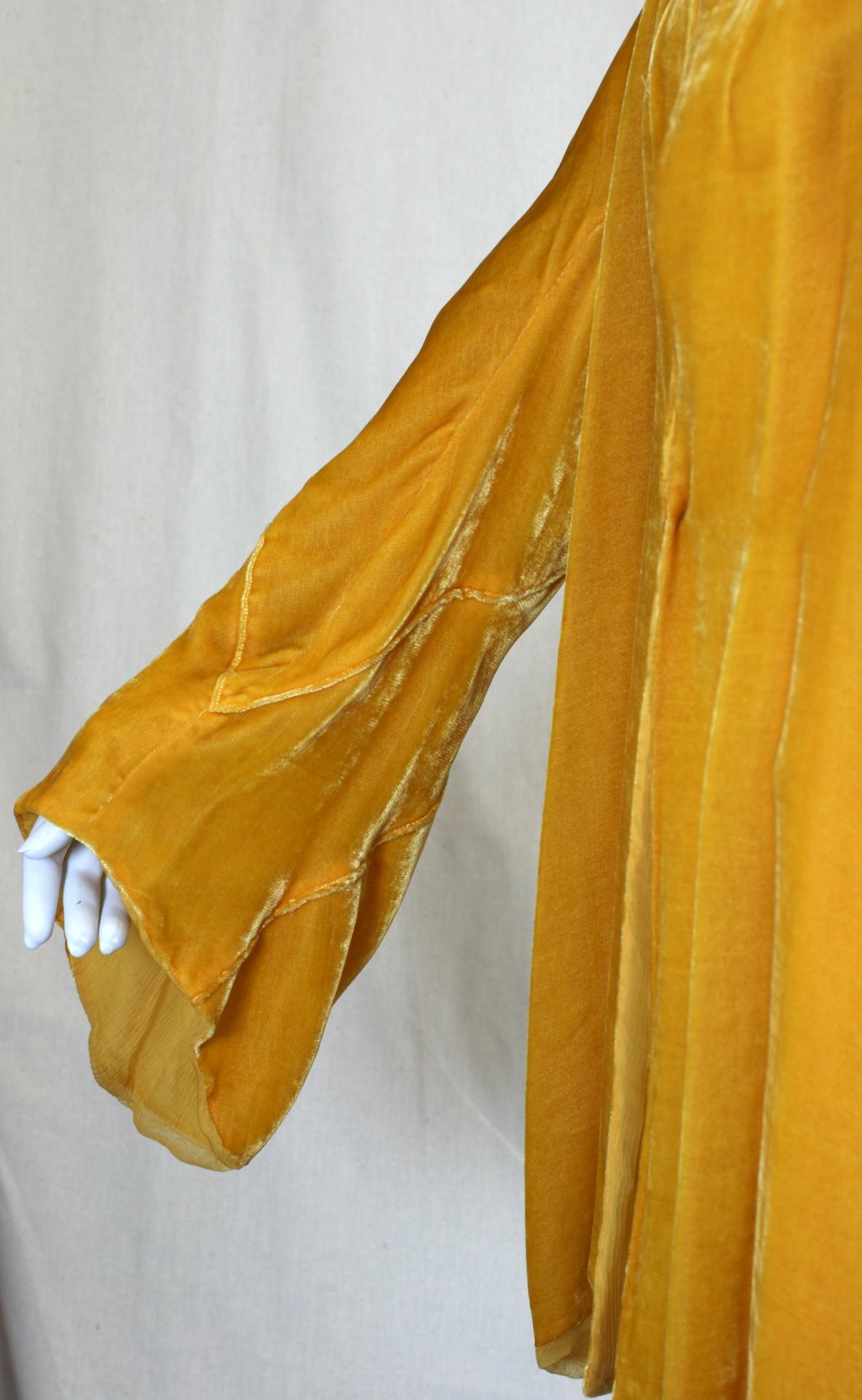 Art Deco Yellow Silk Velvet Dressing Jacket In Excellent Condition In New York, NY