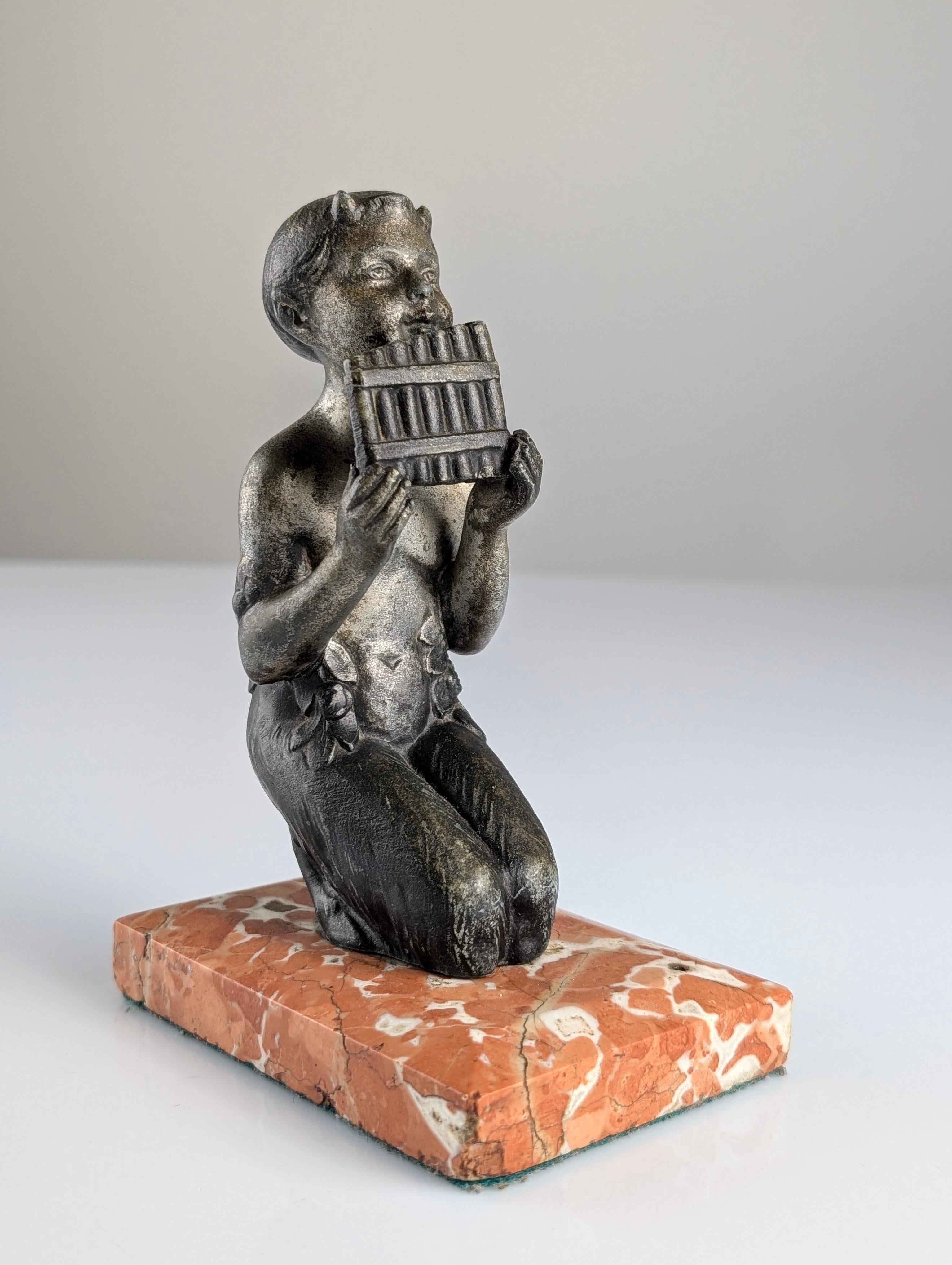 Scultura Art Deco di giovane fauno con flauto di Pan degli anni '20 in vendita 3