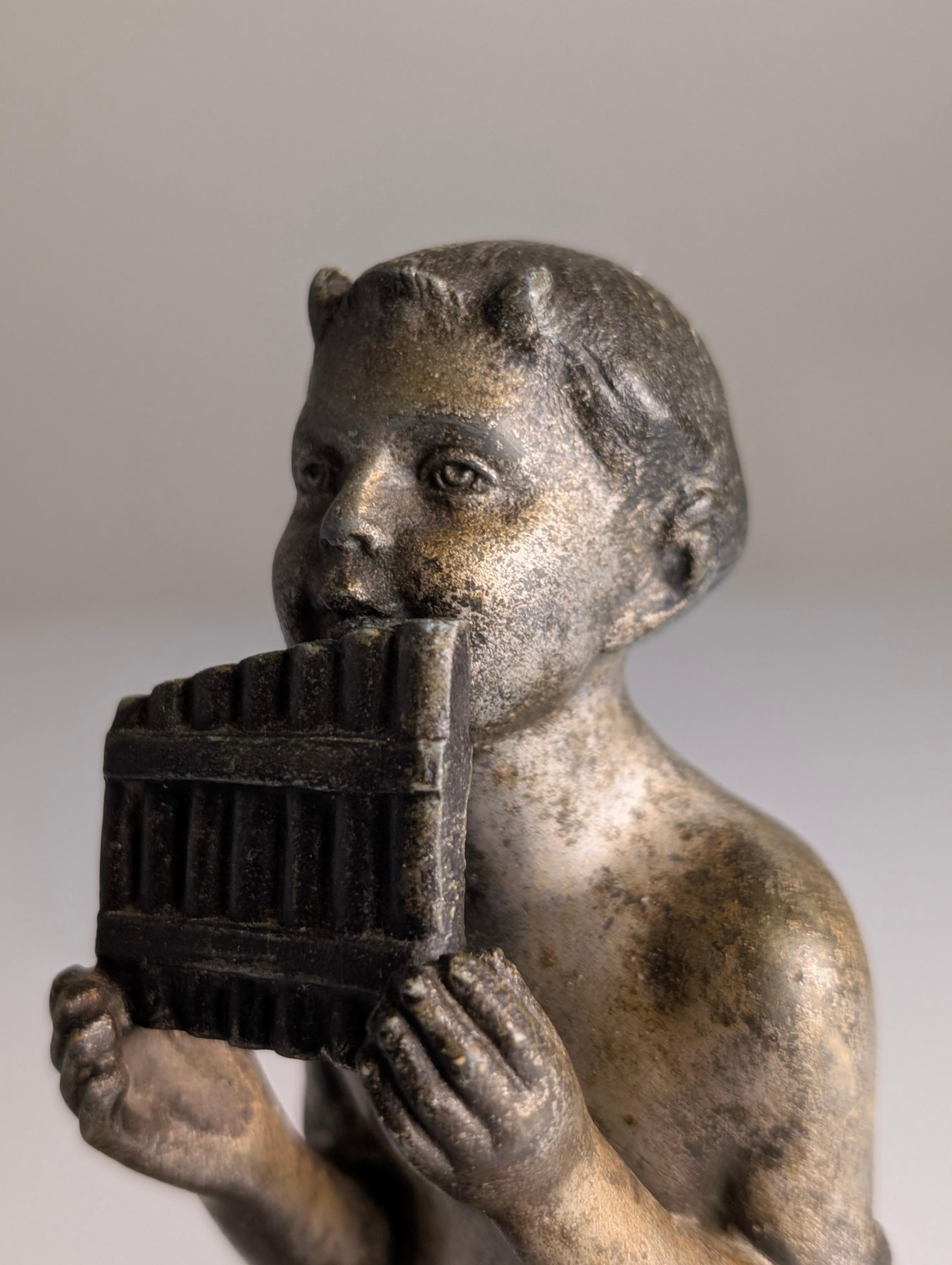 Art Déco Scultura Art Deco di giovane fauno con flauto di Pan degli anni '20 in vendita