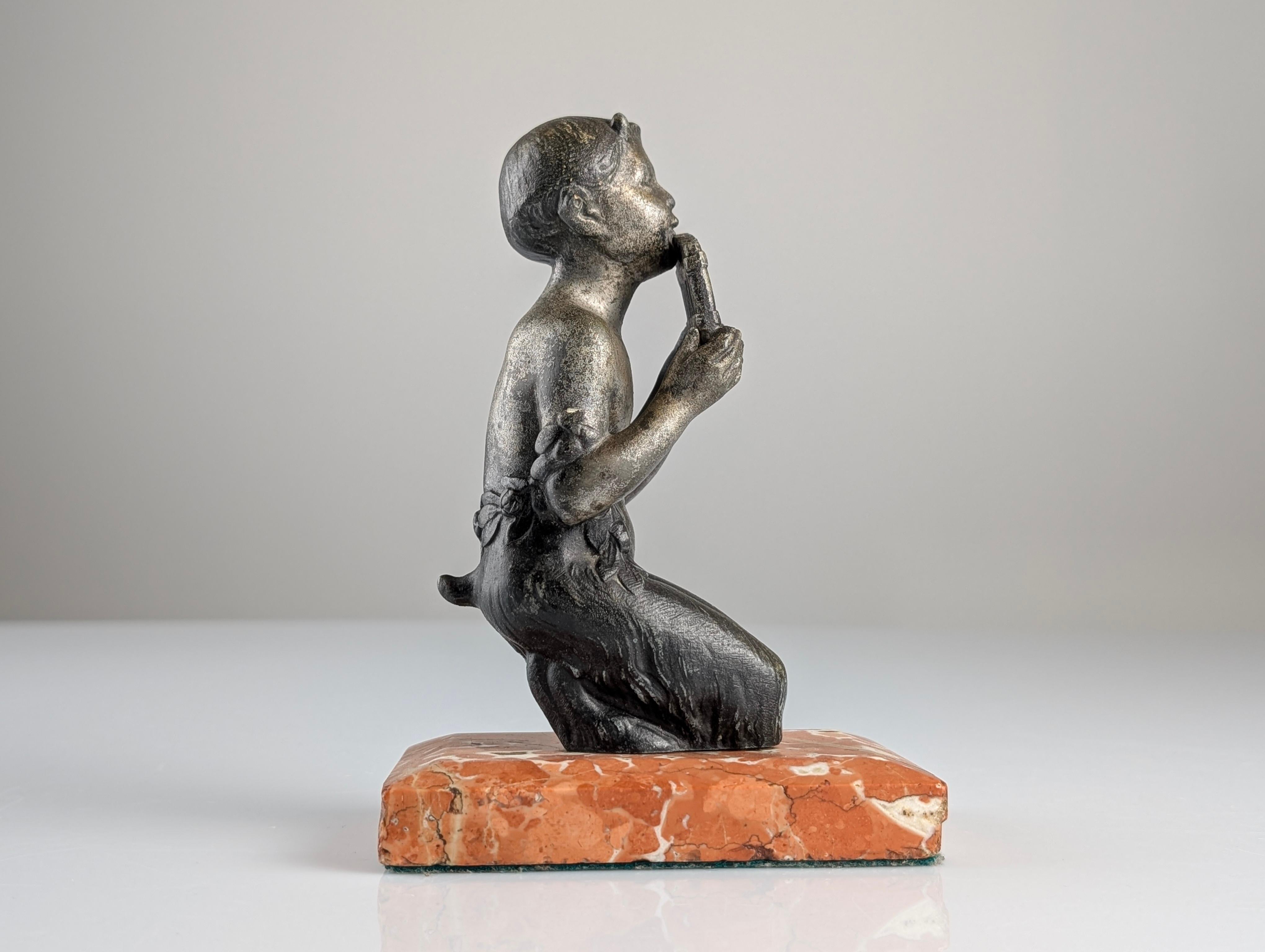 Inizio XX secolo Scultura Art Deco di giovane fauno con flauto di Pan degli anni '20 in vendita