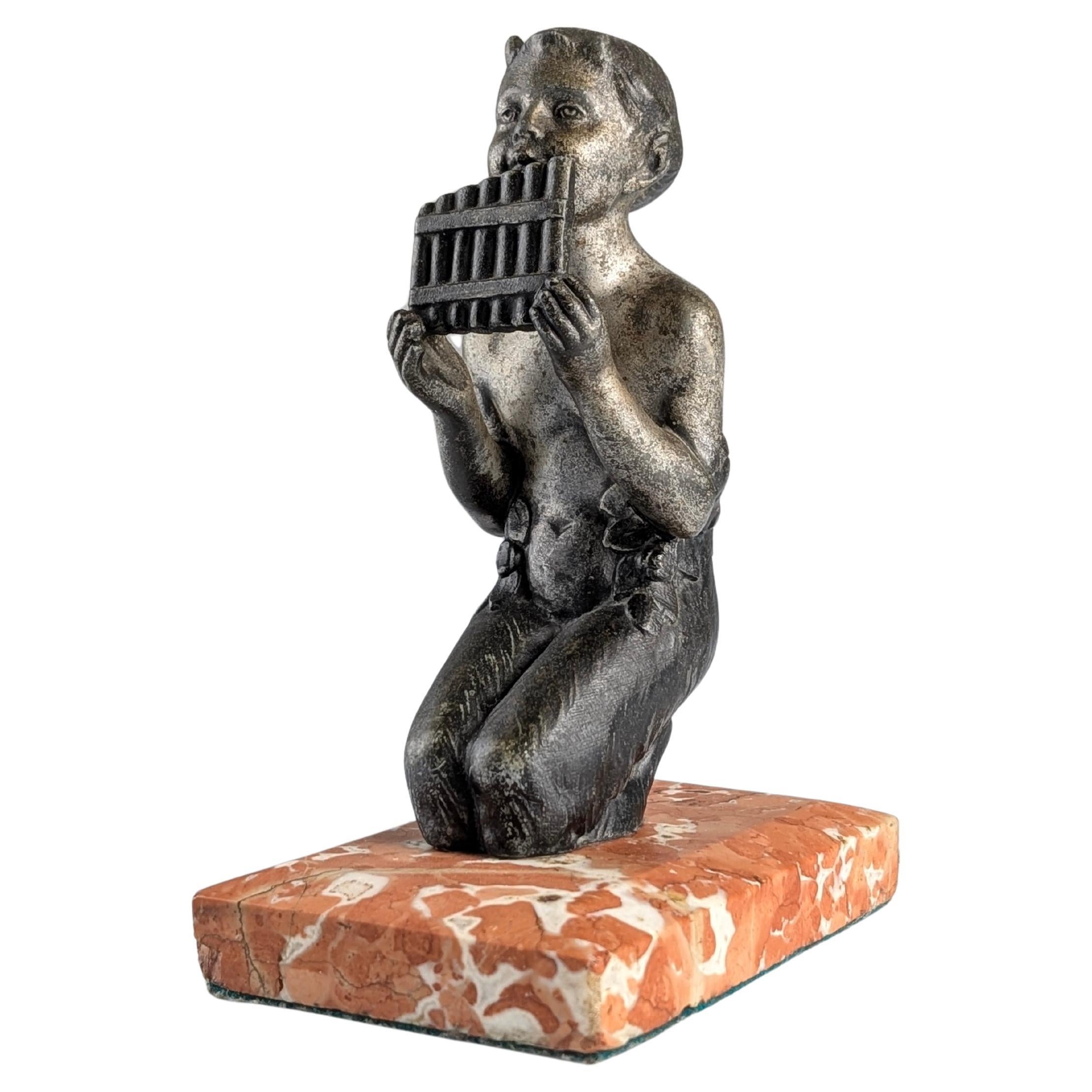 Scultura Art Deco di giovane fauno con flauto di Pan degli anni
20