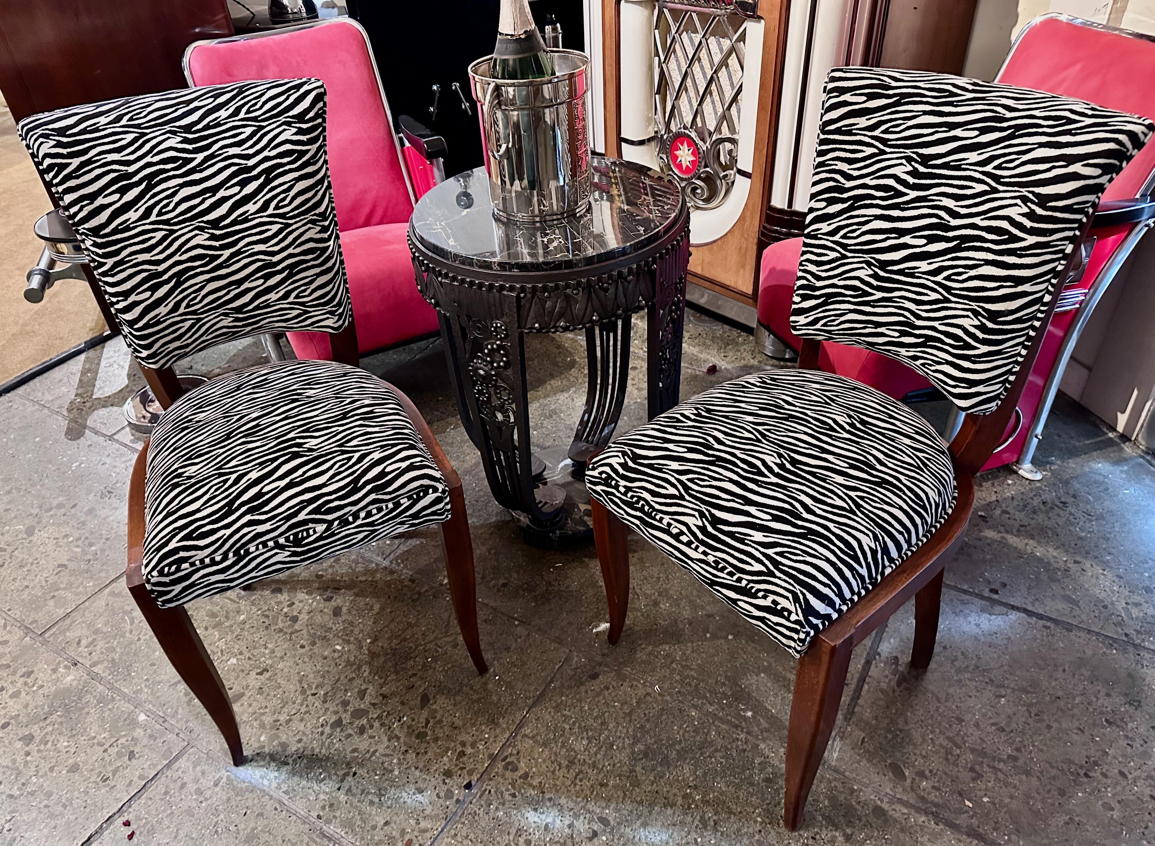 Art Deco Zebra Stil Paar passende Beistellstühle (Französisch) im Angebot