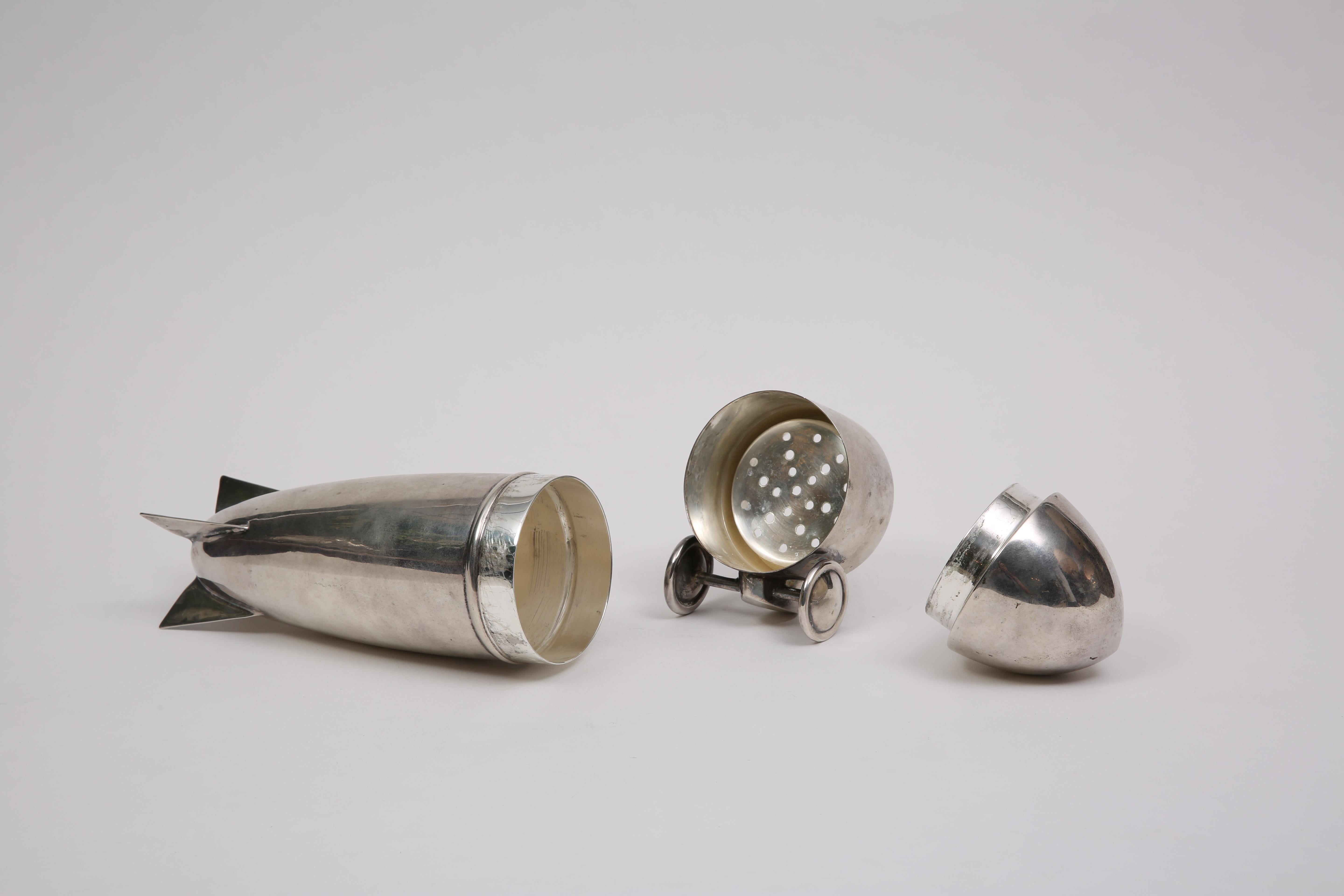 Mid-20th Century Art Deco Zeppelin Cocktail Shaker