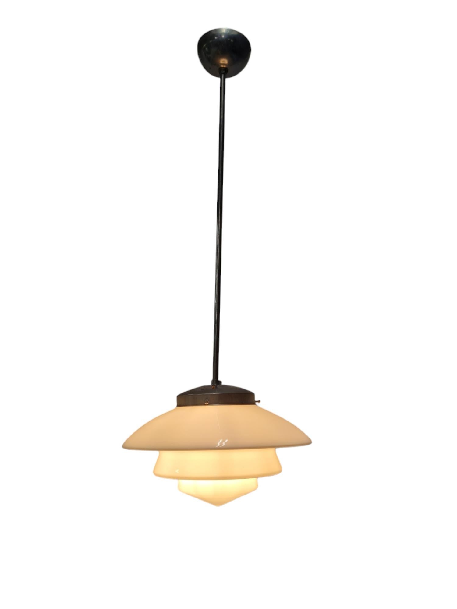 Lampada finlandese minimalista in stile Art Déco con paralume in vetro opalino in stile ziggurat. La lampada non è timbrata e quindi è un po' difficile da confermare, ma molte aziende finlandesi di primo piano hanno prodotto lampade di questo tipo