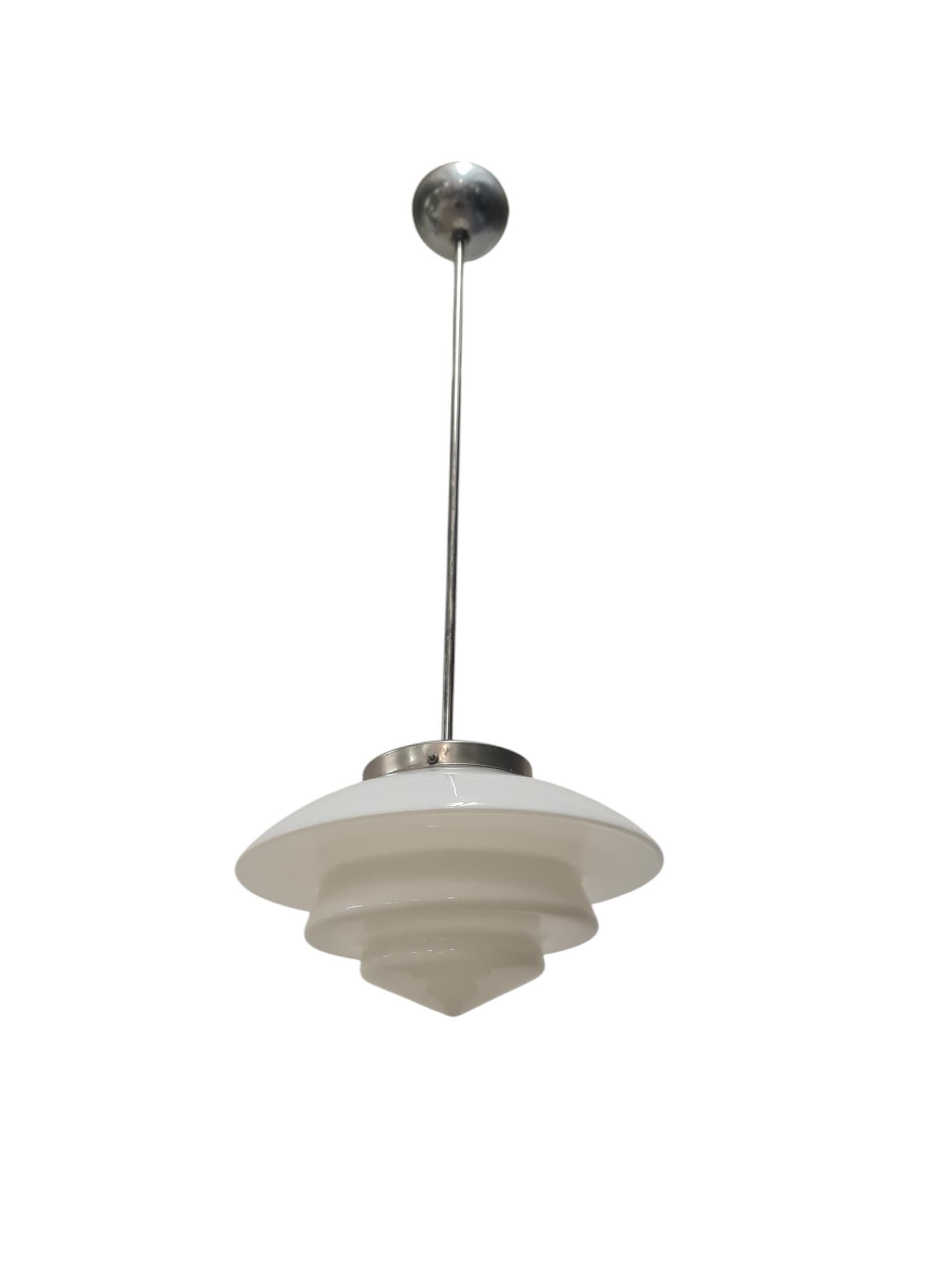 Metà XX secolo Ciondolo da soffitto Art Deco Ziggurat, metallo cromato e paralume opalino Finlandia anni '30 in vendita