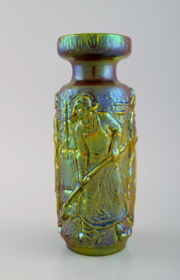 Art Deco Zsolnay Vase aus glasierter Keramik mit Arbeitern modelliert. Schöner Glanz Eosin Glasur. 
1920s / 30s.
Maße: 21 x 9 cm.
In ausgezeichnetem Zustand.
Gestempelt.