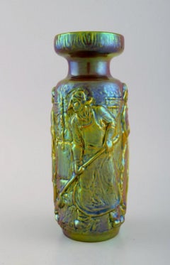 Vase Art Déco Zsolnay en céramique émaillée modelé avec ouvriers
