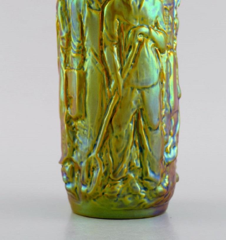 Vase „Zsolnay“ aus glasierter Keramik im Art déco-Stil, Modell mit Arbeitern (Frühes 20. Jahrhundert) im Angebot