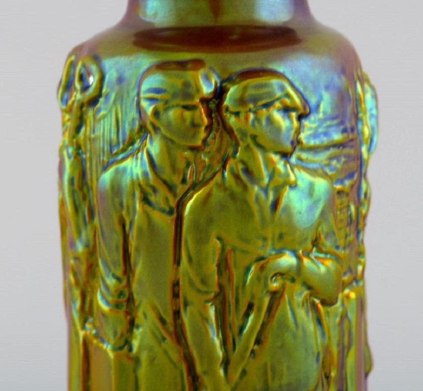 Vase „Zsolnay“ aus glasierter Keramik im Art déco-Stil, Modell mit Arbeitern im Angebot 1