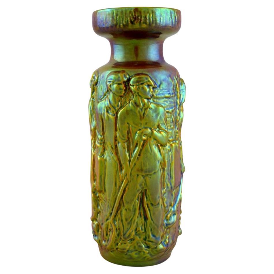 Vase „Zsolnay“ aus glasierter Keramik im Art déco-Stil, Modell mit Arbeitern im Angebot