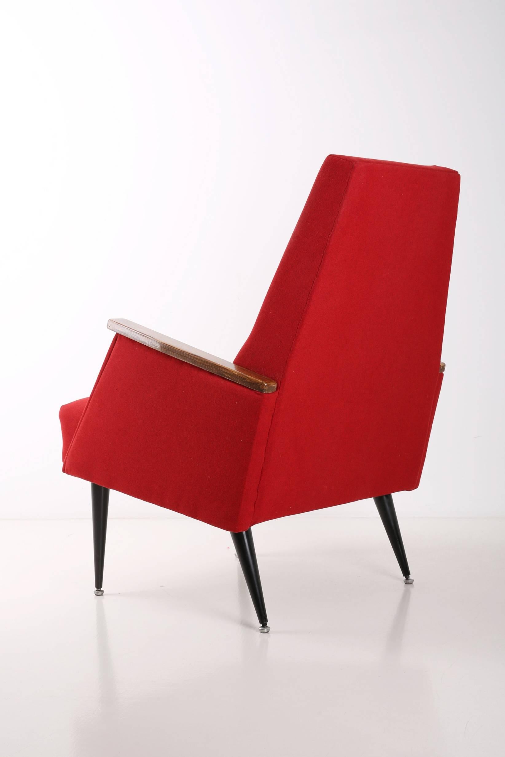 Fauteuil très confortable des années 1960. Produit probablement en Hongrie. Un beau représentant de l'Art Déco. Les meubles avec une construction massive, ont un siège confortable sur ressorts. Le fauteuil est après une rénovation complète de la