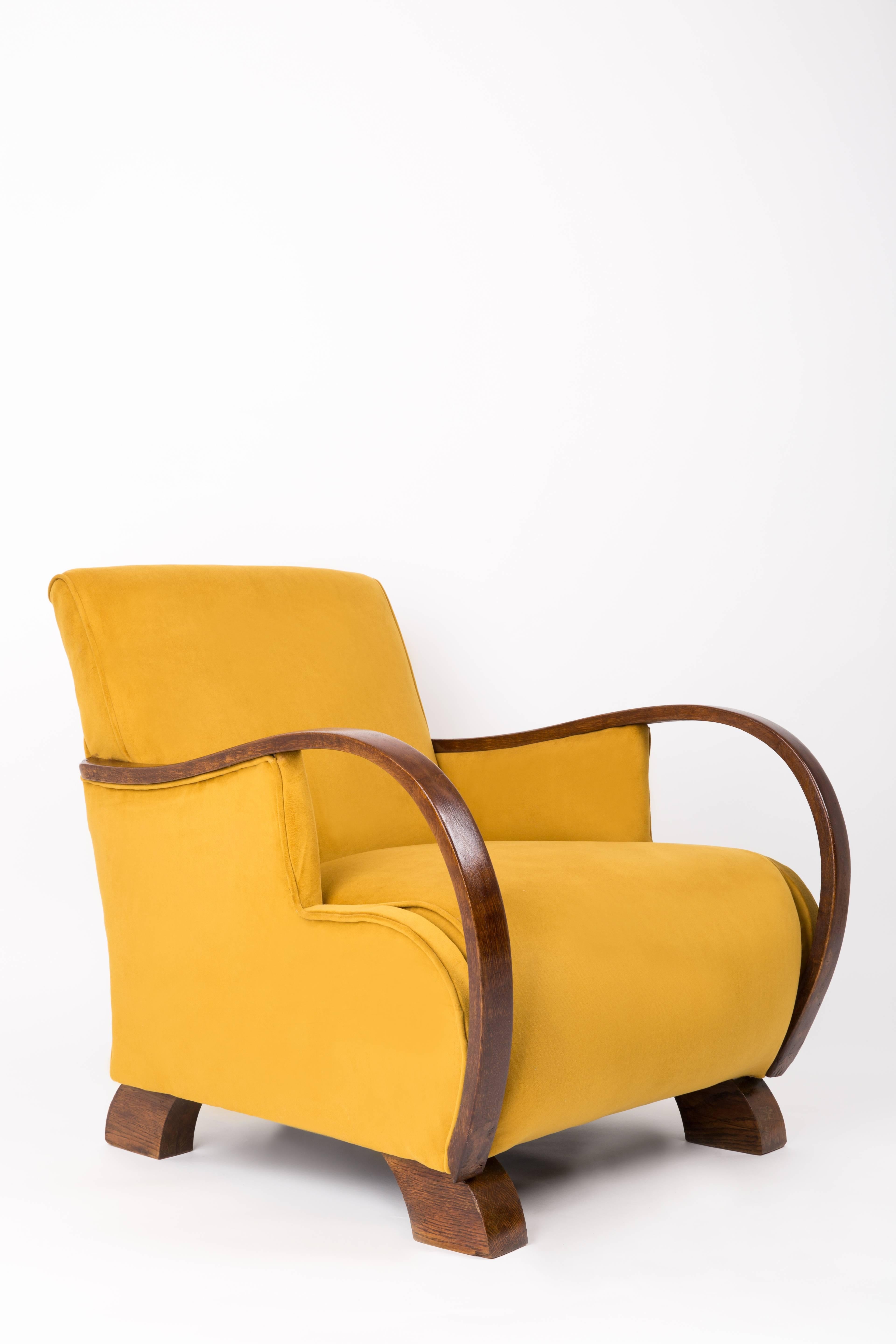Sehr bequeme Sessel aus den 1920er Jahren. Hergestellt wahrscheinlich in Russland. Ein schöner Vertreter des Art déco. Möbel mit einer massiven Konstruktion, haben einen bequemen Sitz auf Federn. Der Sessel wurde komplett geschreinert und neu