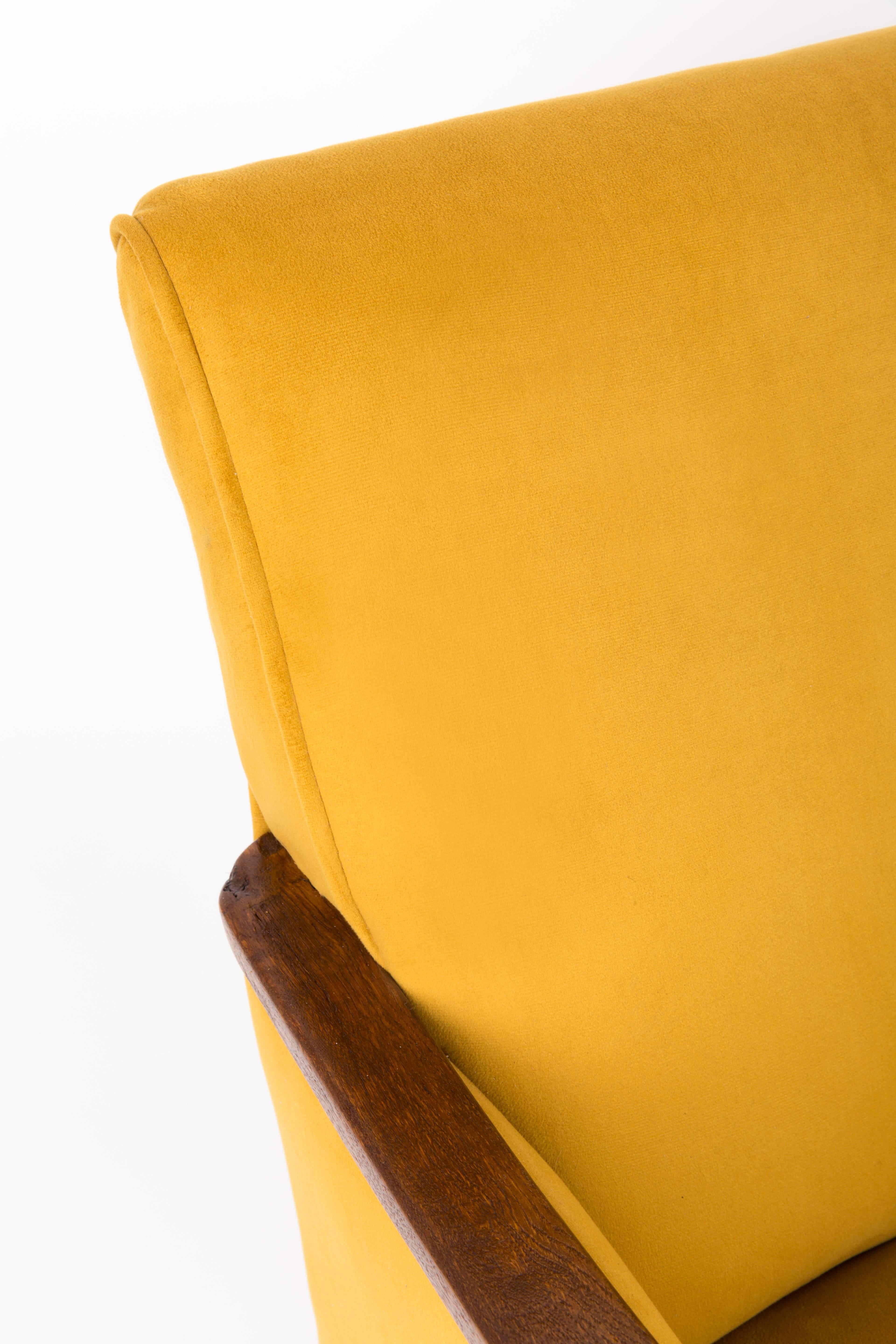Gelber großer Vintage-Sessel im Art déco-Stil, 1920er Jahre (Europäisch) im Angebot